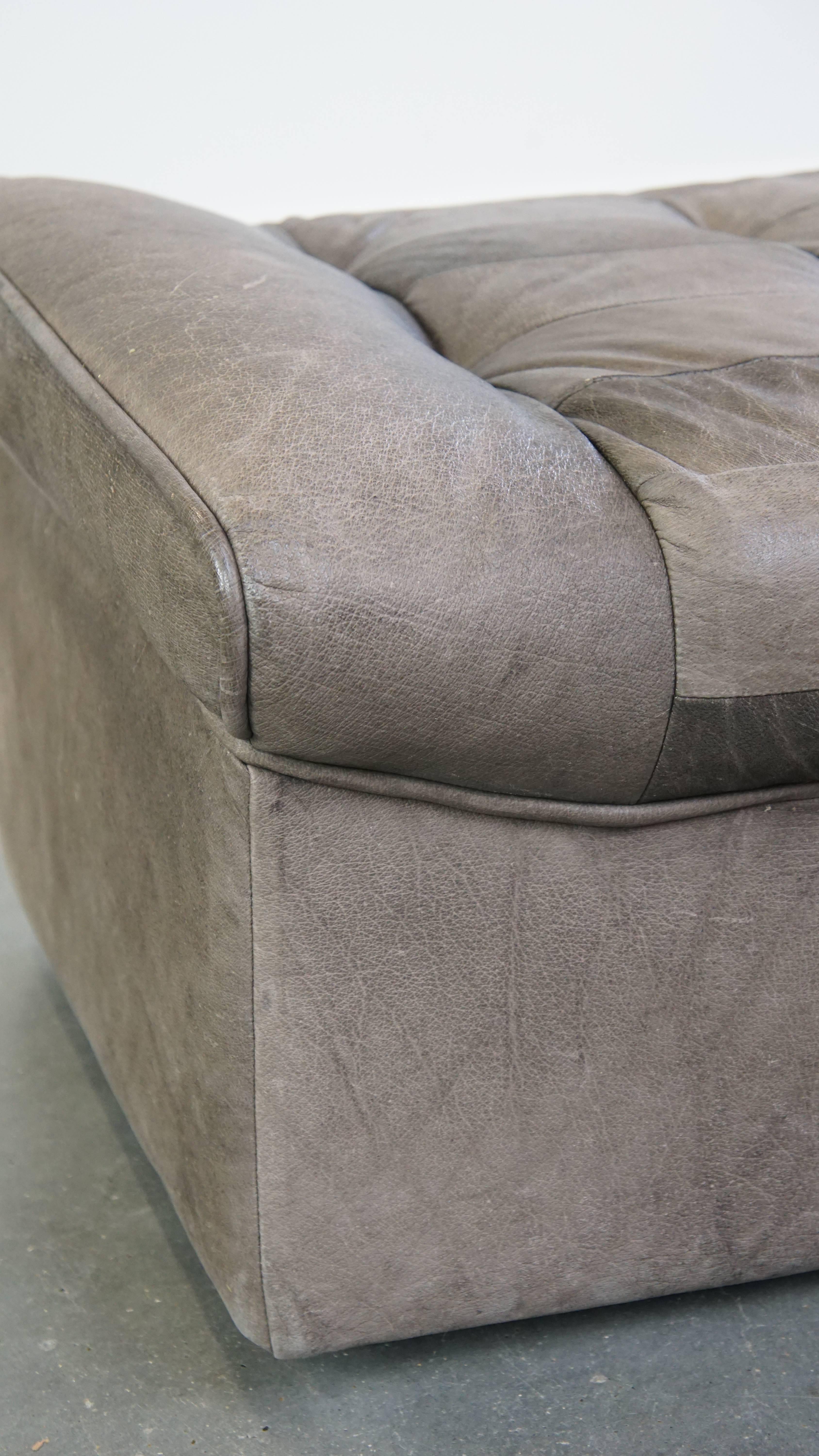Canapé design en cuir gris 2 éléments + pouf en vente 9