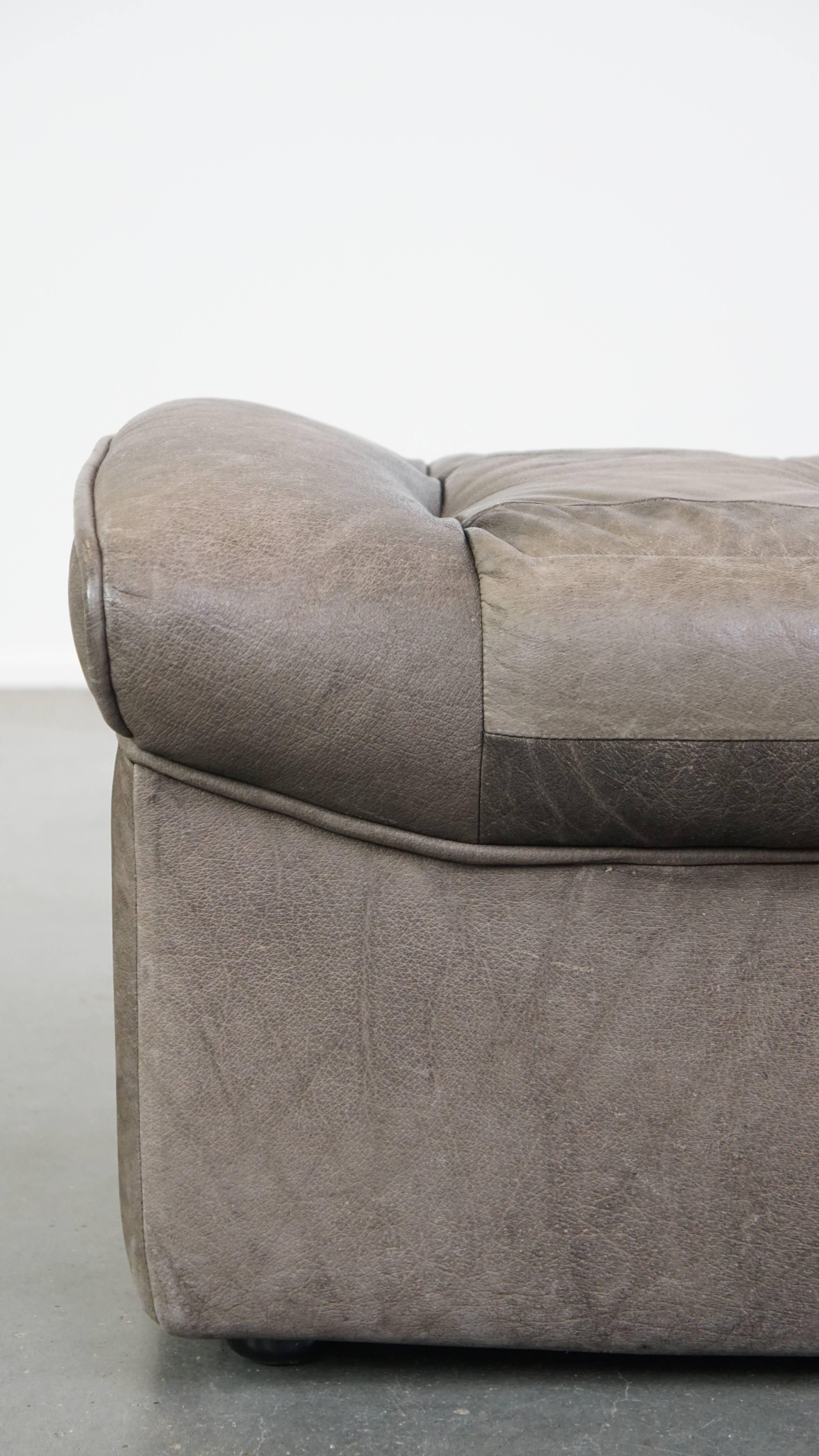 Canapé design en cuir gris 2 éléments + pouf en vente 10