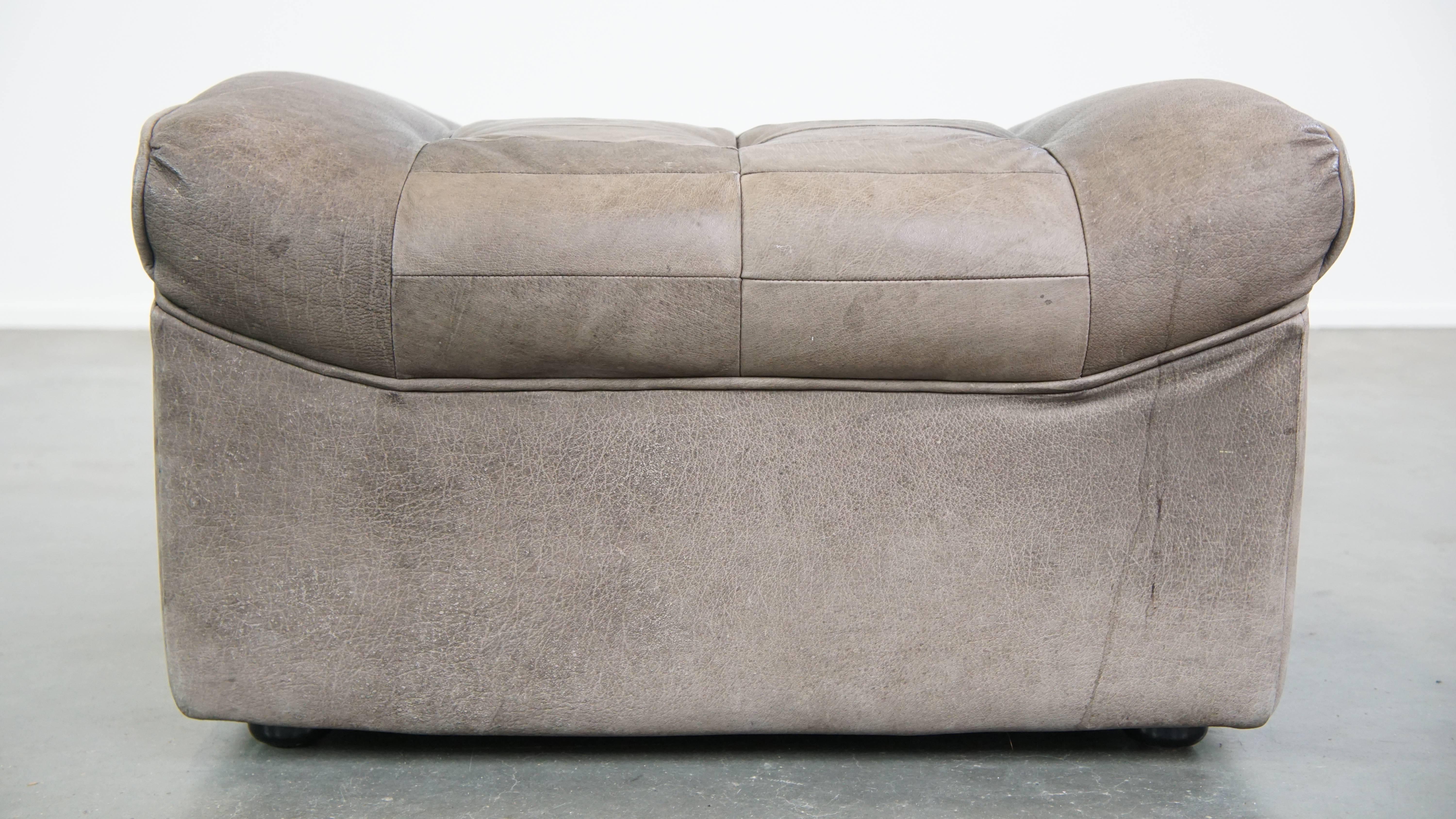 Canapé design en cuir gris 2 éléments + pouf en vente 12
