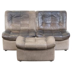Graues Sofa mit Lederelementen im Design aus Leder, 2 Elemente + Fußhocker