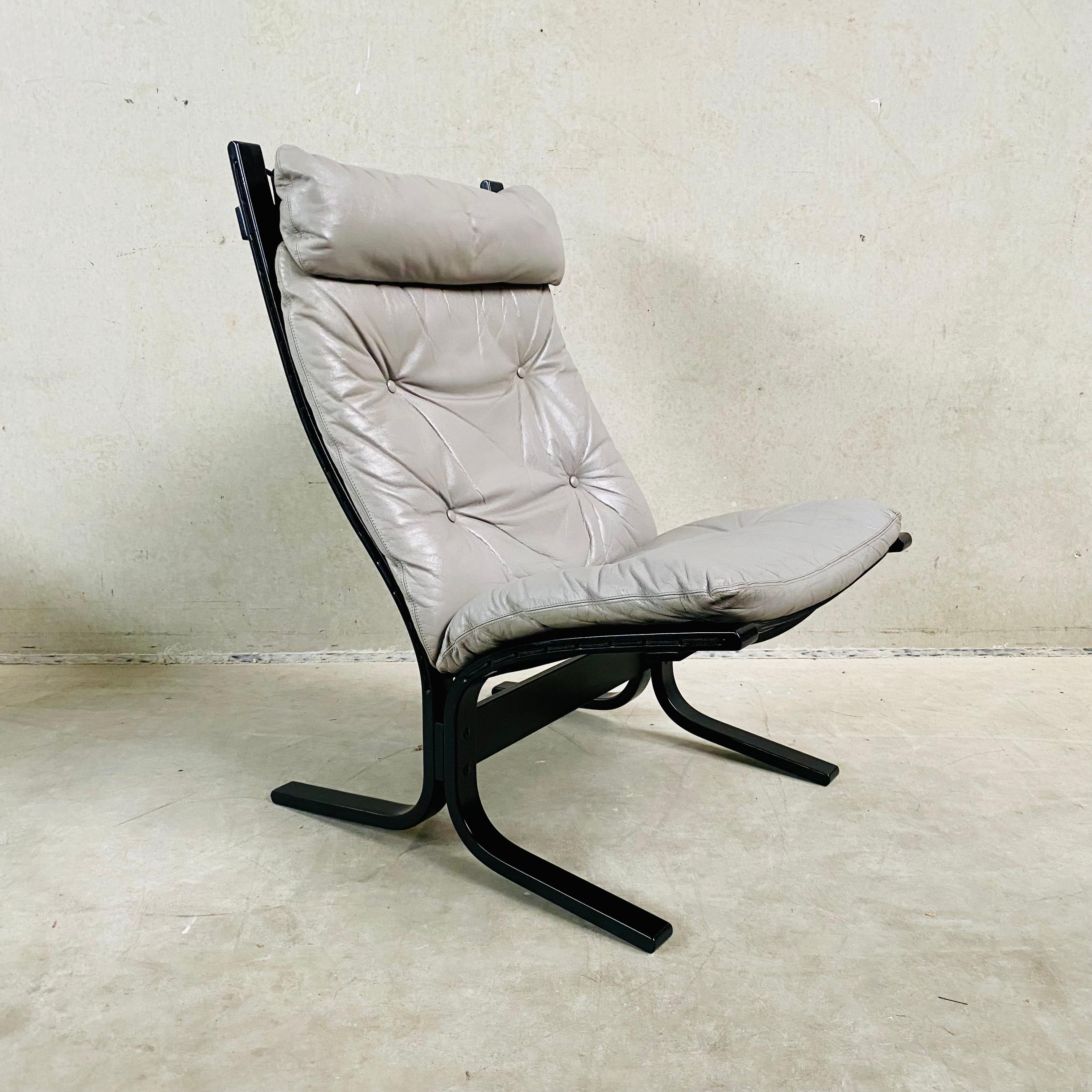 Sehr seltener Sessel aus grauem Leder mit schwarz lackiertem Sperrholz und Leinwand von Ingmar Relling für Westnova, Norwegen 1960er Jahre

Wenn Sie auf der Suche nach einem stilvollen und bequemen Loungesessel sind, der modernes Design mit