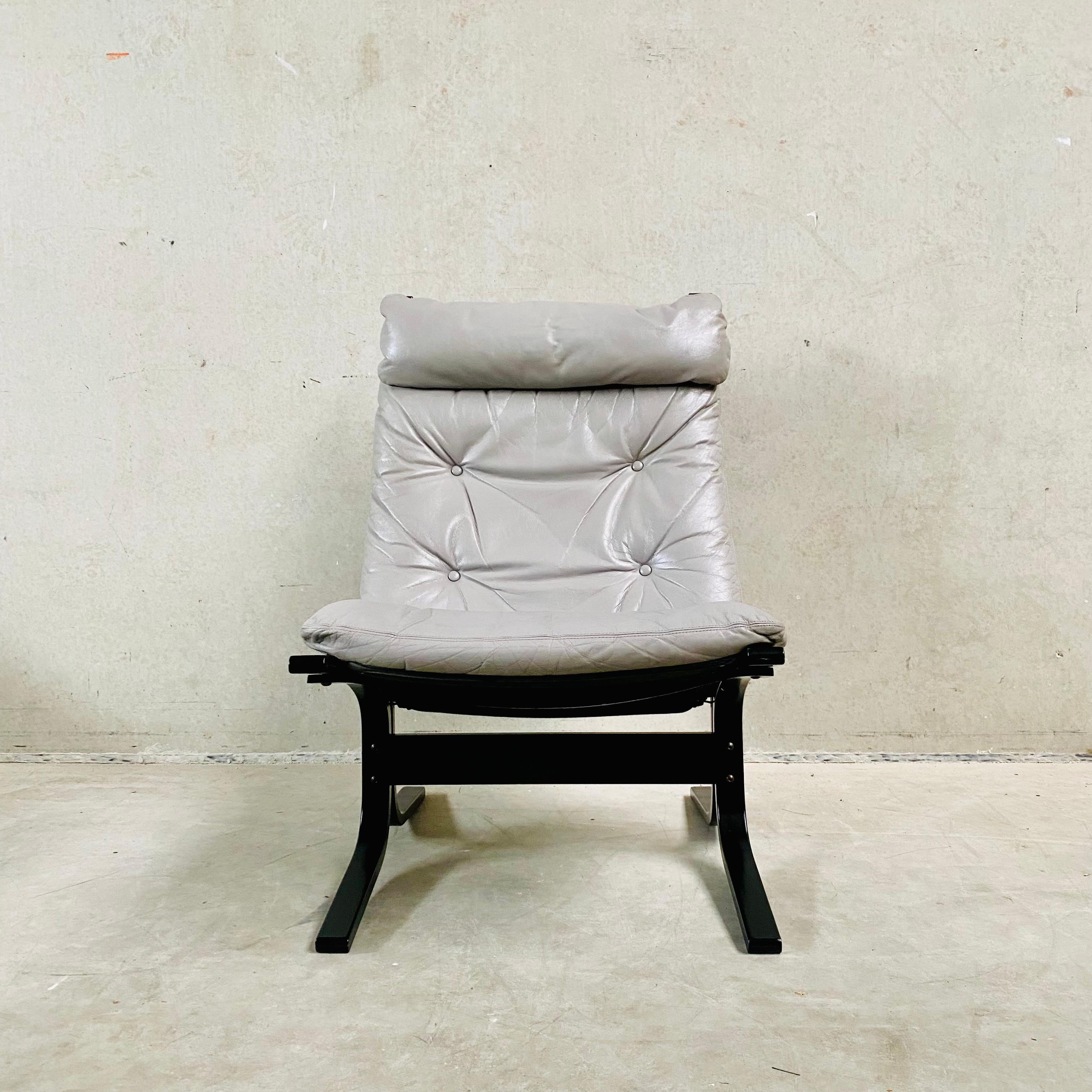 Cuir Fauteuil de salon en cuir gris par Ingmar Relling pour Westnofa, Norvège, années 1960 en vente