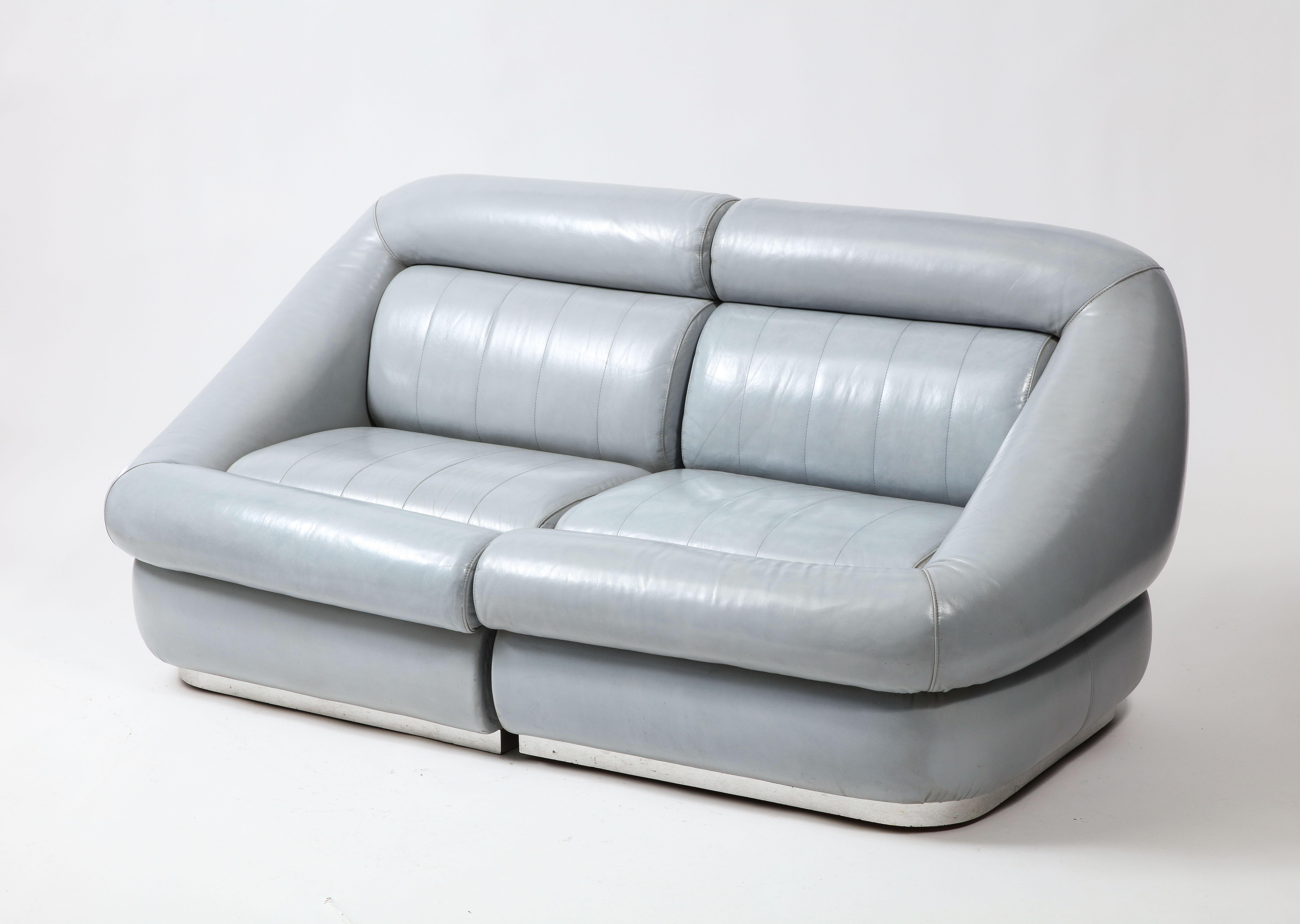 Cantu Grey Leather Settee, Italy 1970's In Good Condition For Sale In New York, NY