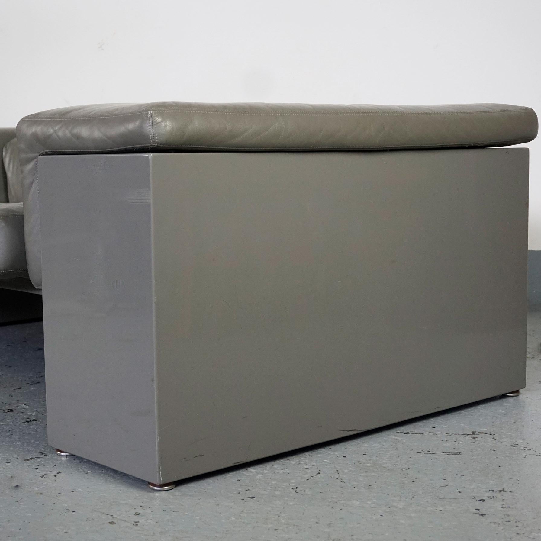 Canapé deux places en cuir gris Brigadier de Cini Boeri pour Knoll 2