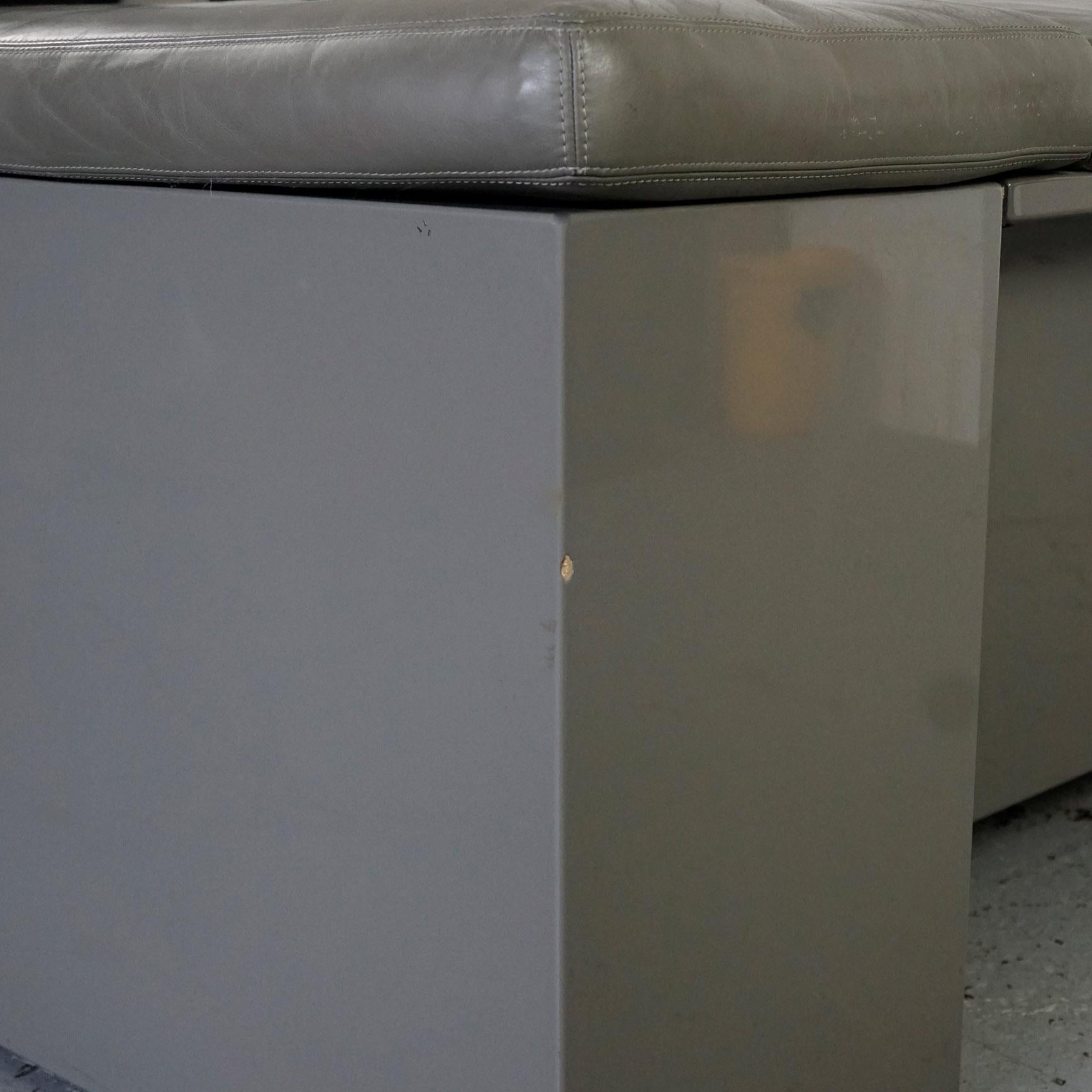 Canapé deux places en cuir gris Brigadier de Cini Boeri pour Knoll 3