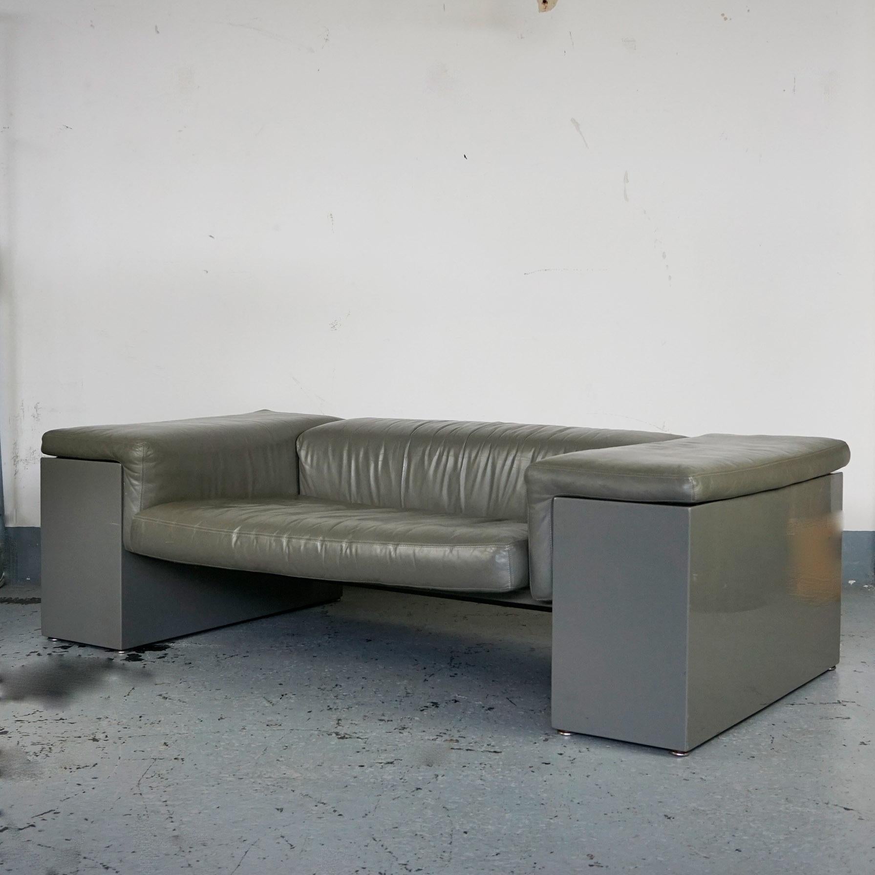 Iconique canapé deux places en cuir gris brigadier conçu par Cini Boeri pour Knoll en 1977. 
Le cuir a une belle et légère patine:: le bois laqué est en très bon état sauf un très petit éclat à l'arrière. Veuillez regarder les photos !