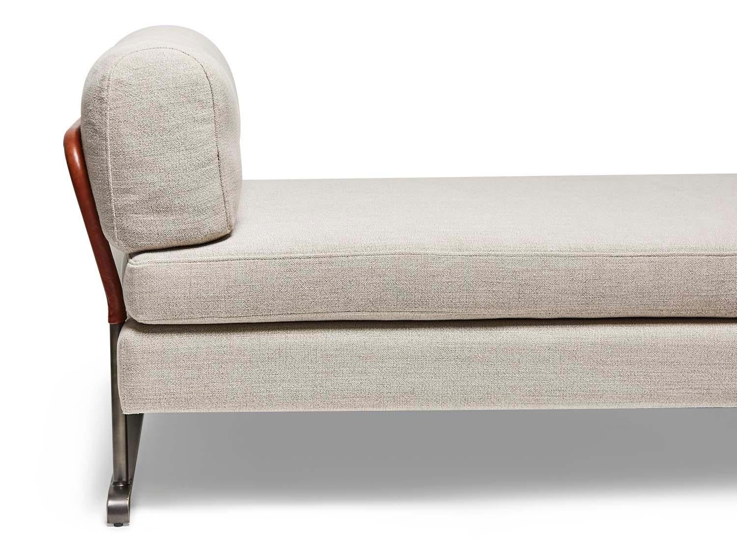 Le lit de jour Maker's Daybed est doté d'un cadre en acier revêtu de poudre, d'accoudoirs enveloppés de cuir et de coussins latéraux lâches.

La collection Lawson-Fenning est conçue et fabriquée à la main à Los Angeles, en Californie.