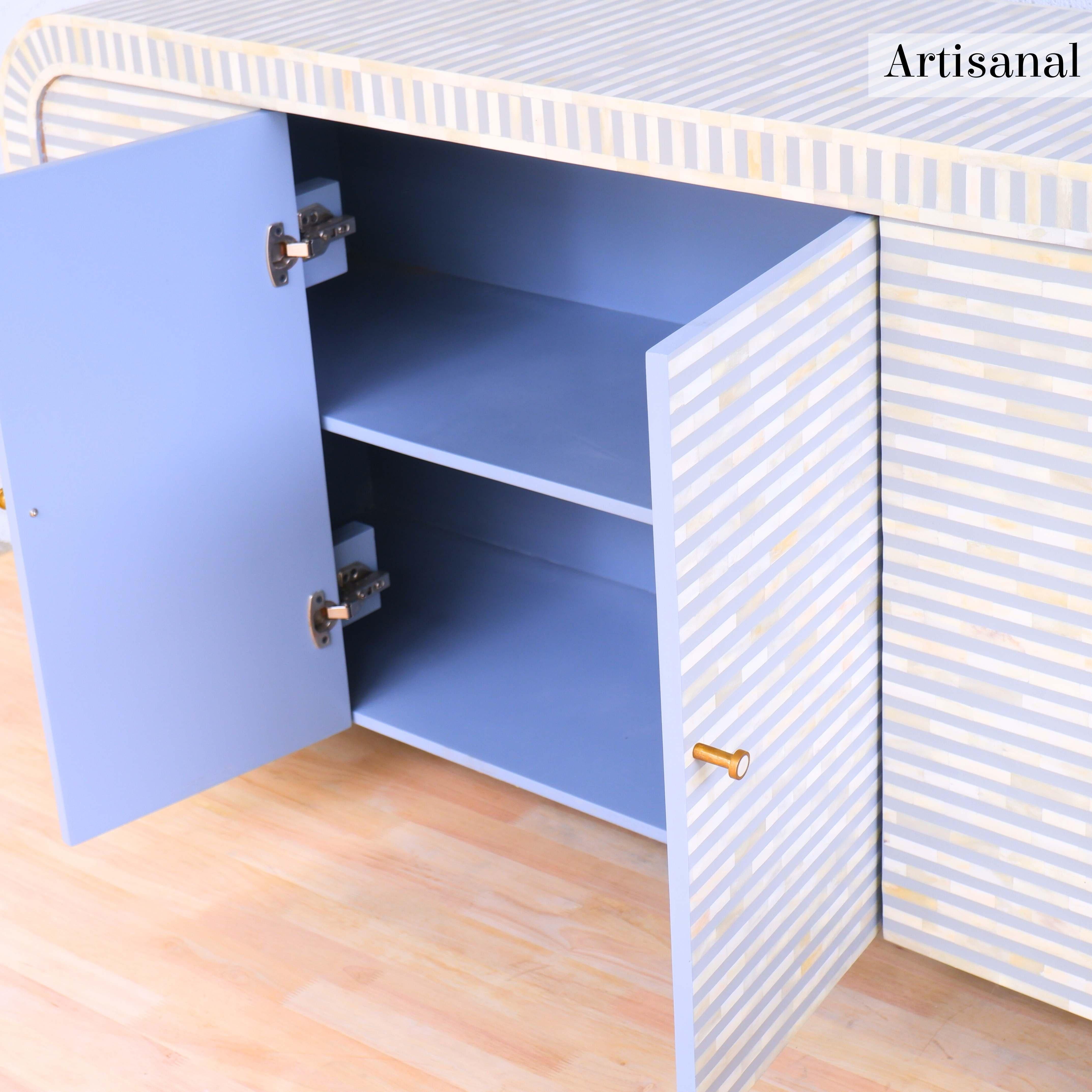 Tablero lateral con incrustaciones de líneas grises Hecho a mano por Artisanal en venta 2
