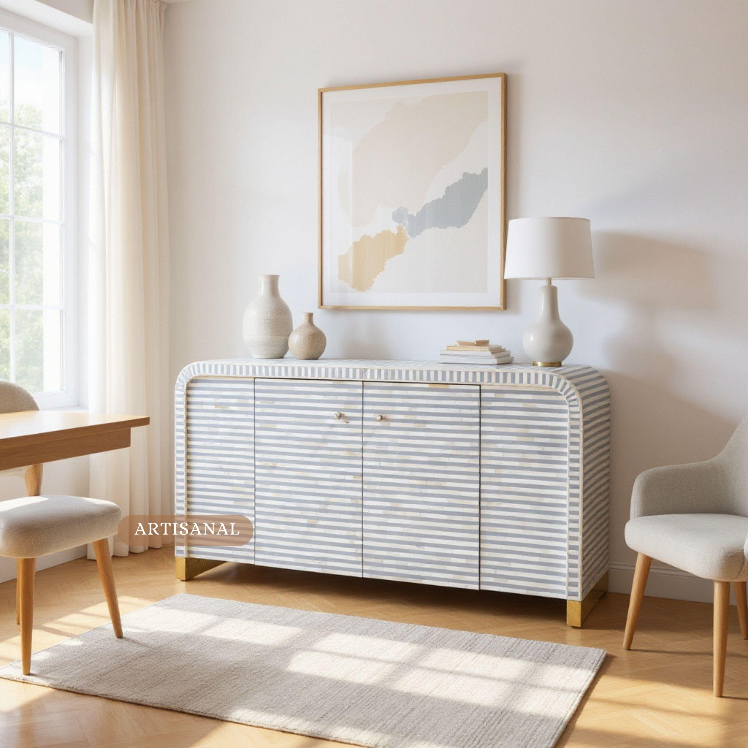 Eleva la tua casa con la squisita credenza a intarsio grigia di Artisanal: un complemento d'arredo straordinario che fonde perfettamente l'artigianato senza tempo con la raffinatezza moderna.

Adornata con un intricato motivo a linee, questa