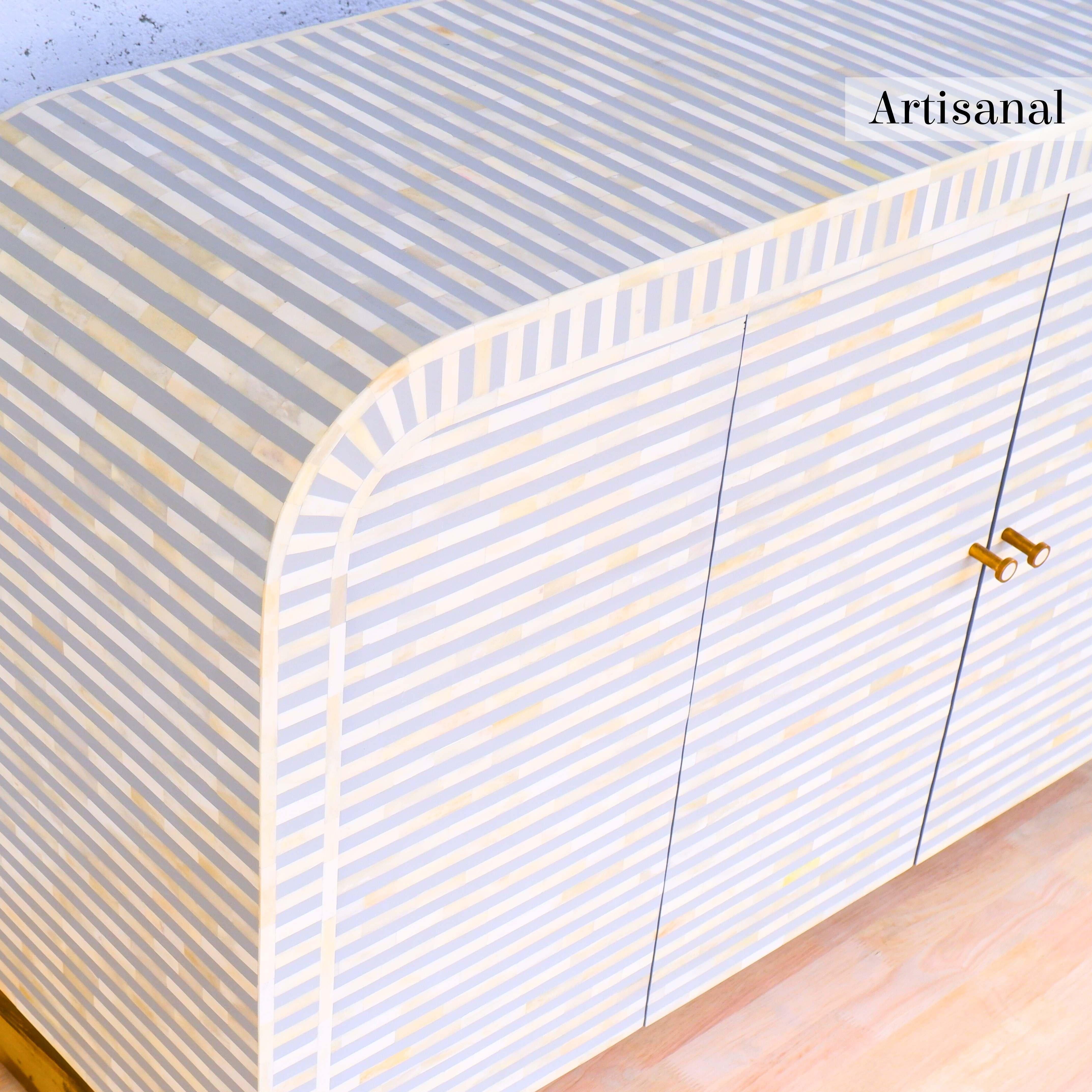 Tablero lateral con incrustaciones de líneas grises Hecho a mano por Artisanal Moderno de mediados de siglo en venta