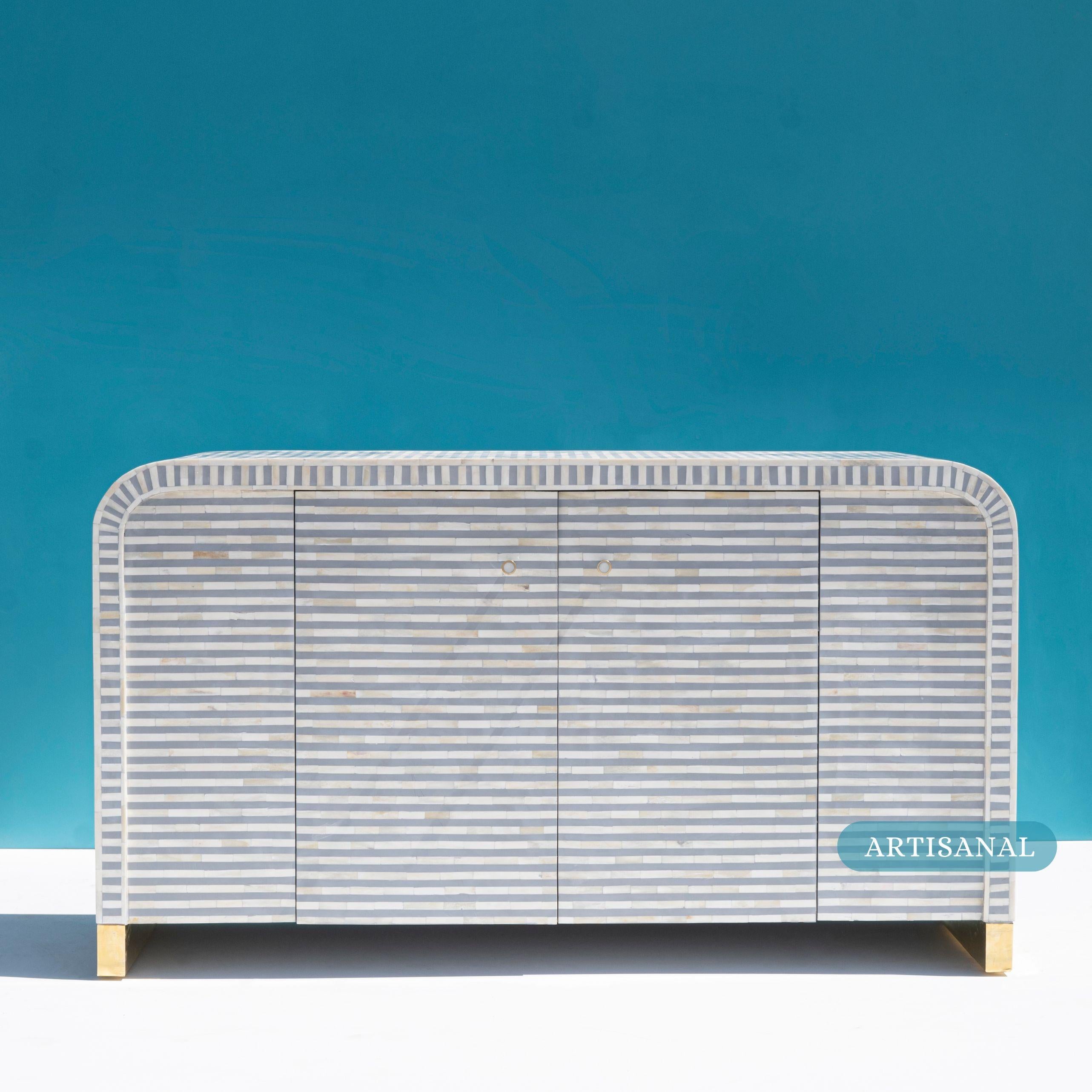 Mid-Century moderno Tavola laterale con intarsio a linee grigie realizzata a mano da Artisanal in vendita