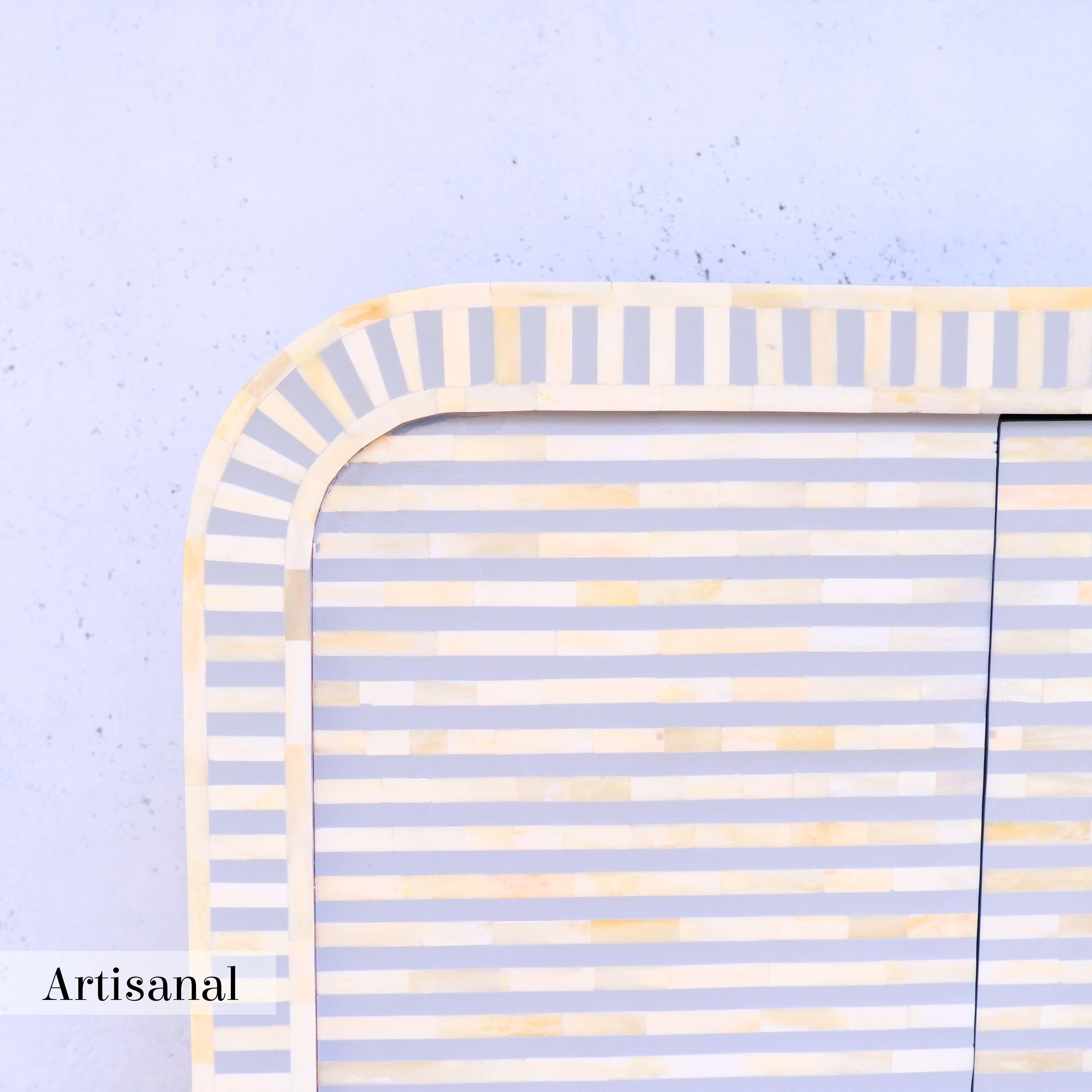 Tablero lateral con incrustaciones de líneas grises Hecho a mano por Artisanal Indio en venta