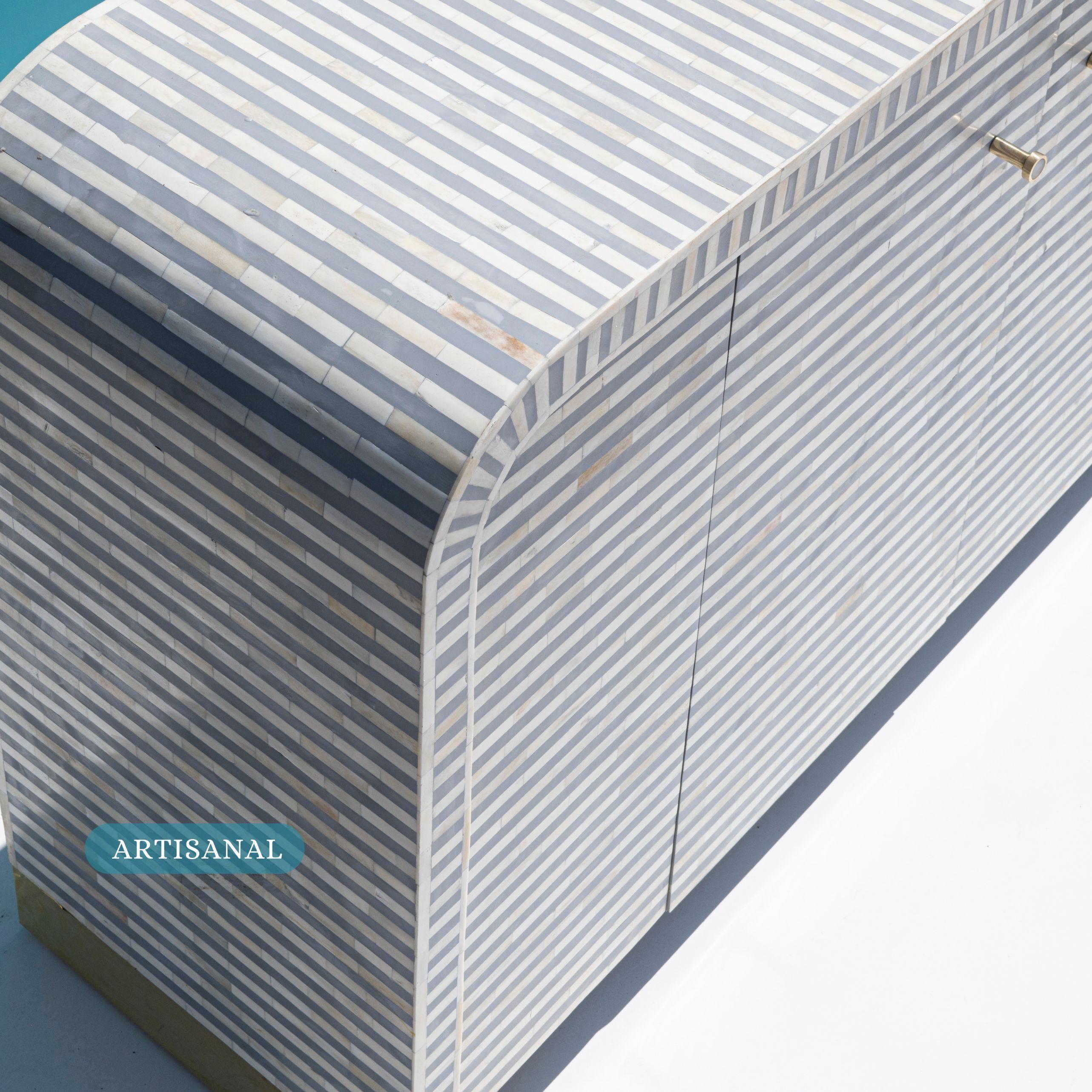 Indiano Tavola laterale con intarsio a linee grigie realizzata a mano da Artisanal in vendita