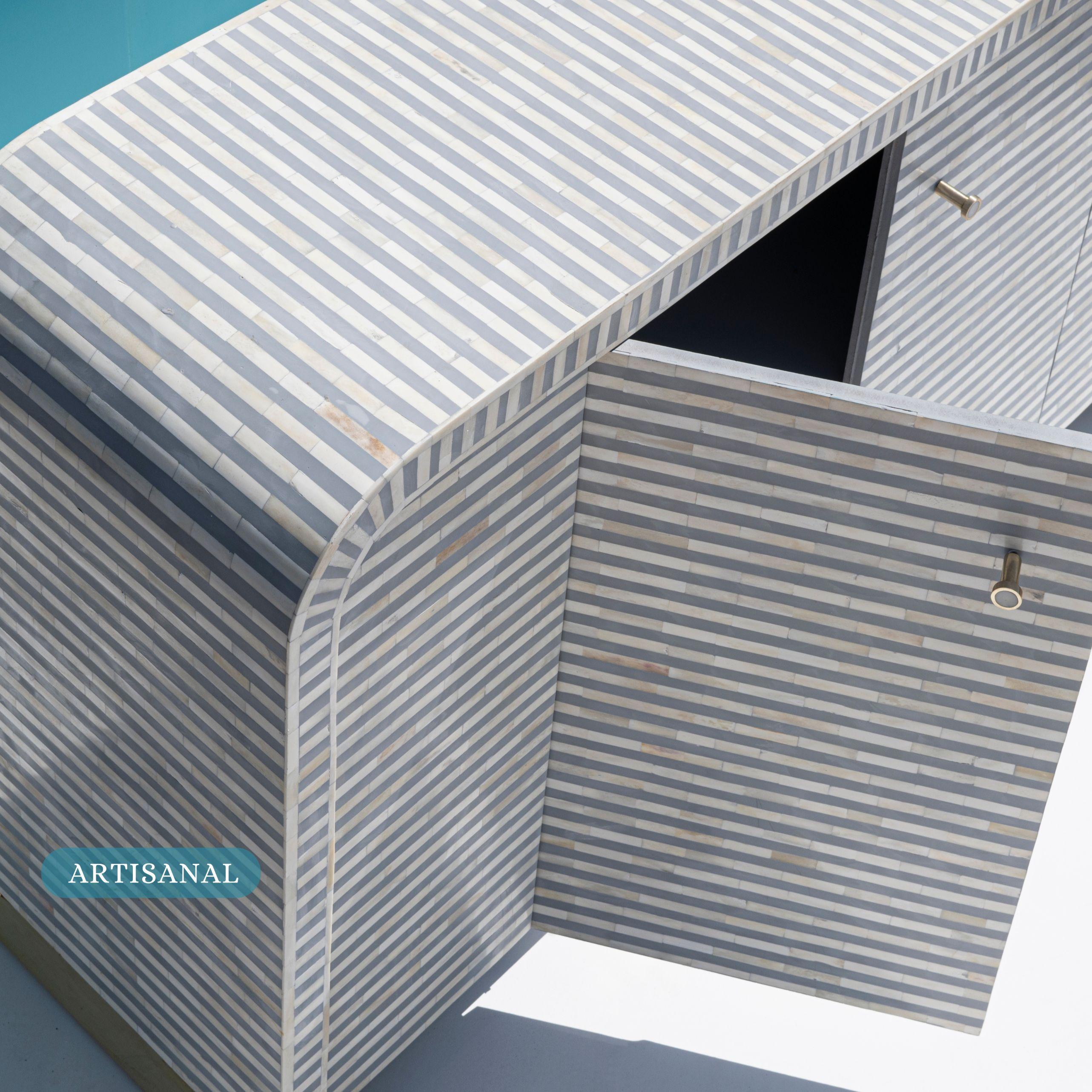 Intarsio Tavola laterale con intarsio a linee grigie realizzata a mano da Artisanal in vendita