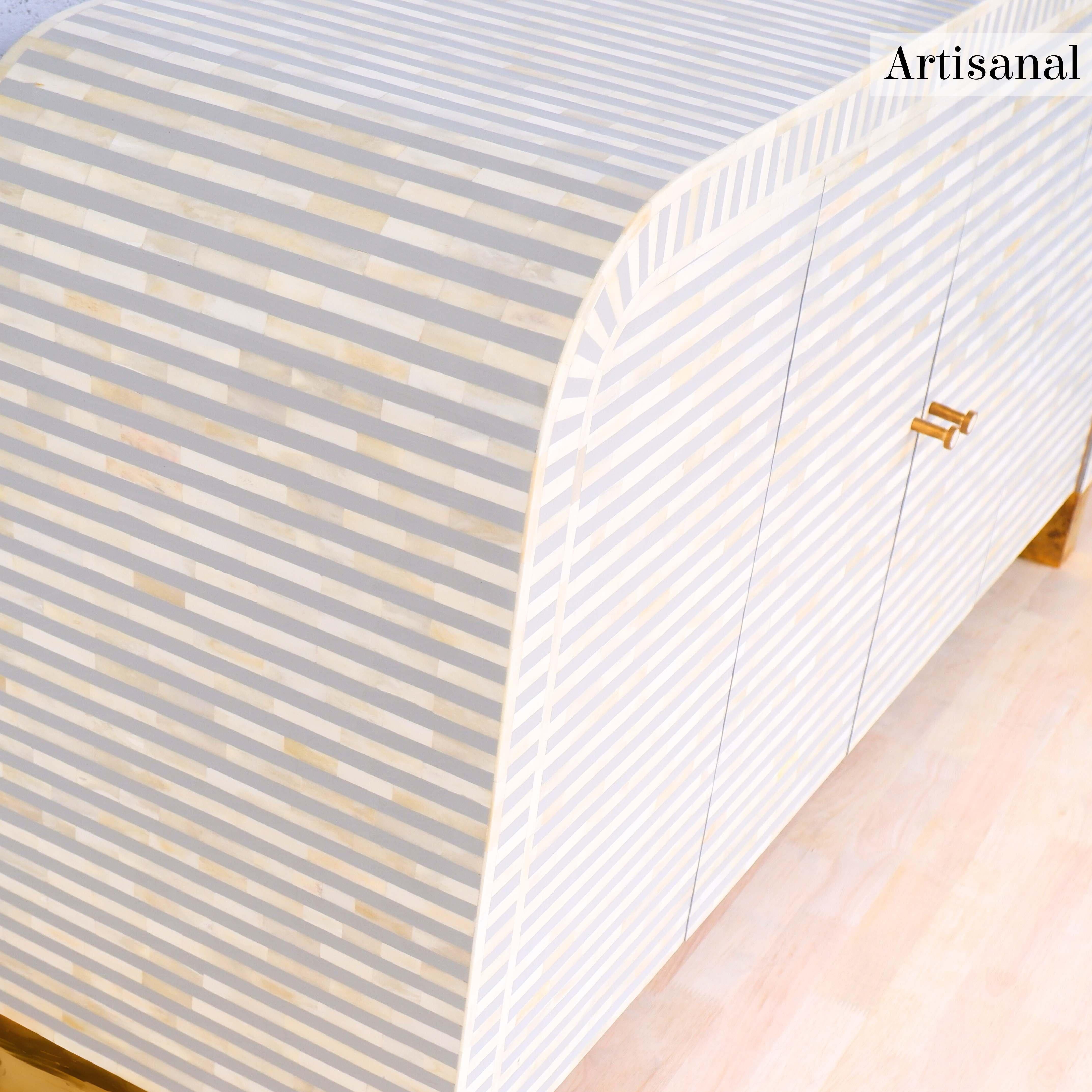 Tablero lateral con incrustaciones de líneas grises Hecho a mano por Artisanal en Nuevo estado para la venta en New York, NY