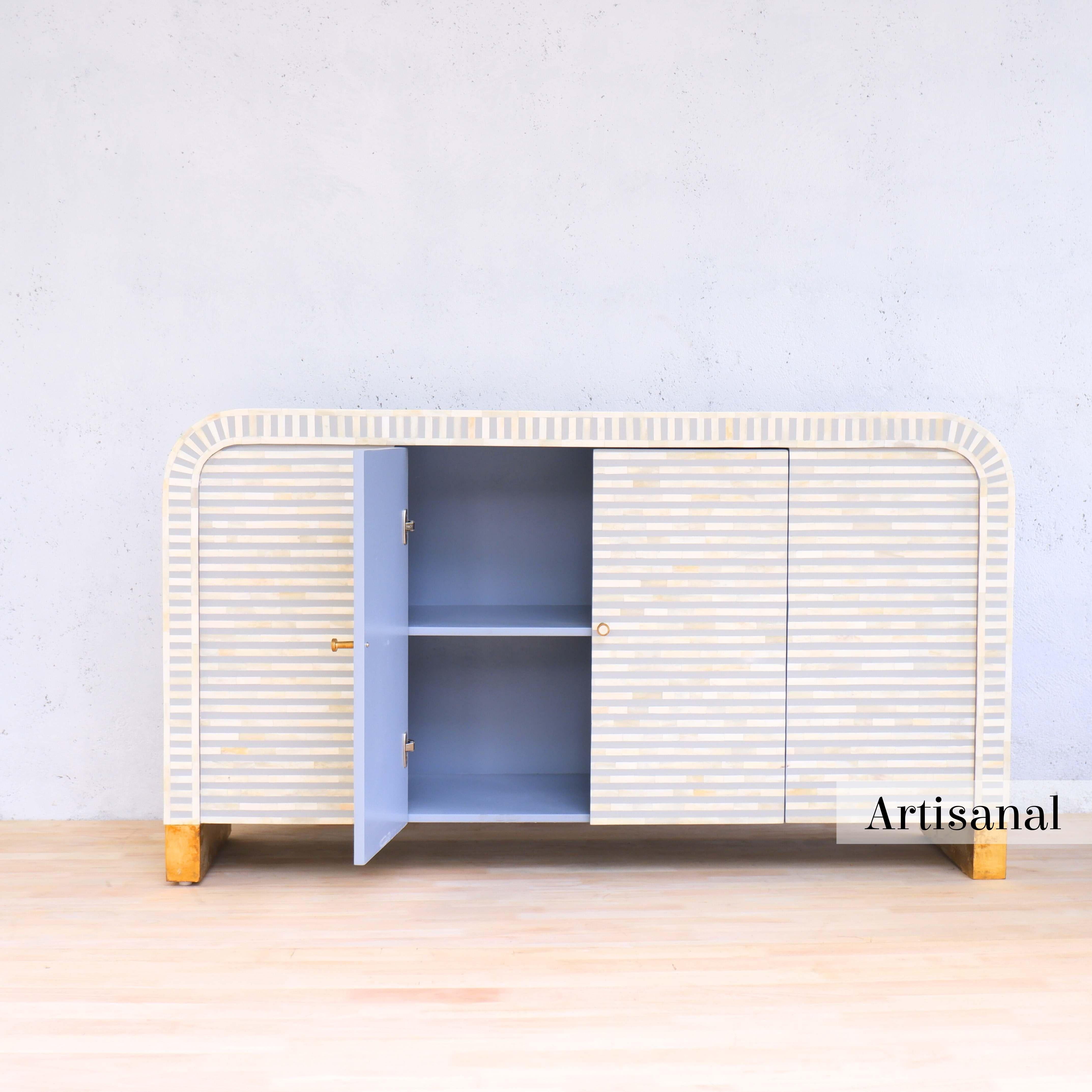 Tablero lateral con incrustaciones de líneas grises Hecho a mano por Artisanal Siglo XXI y contemporáneo en venta