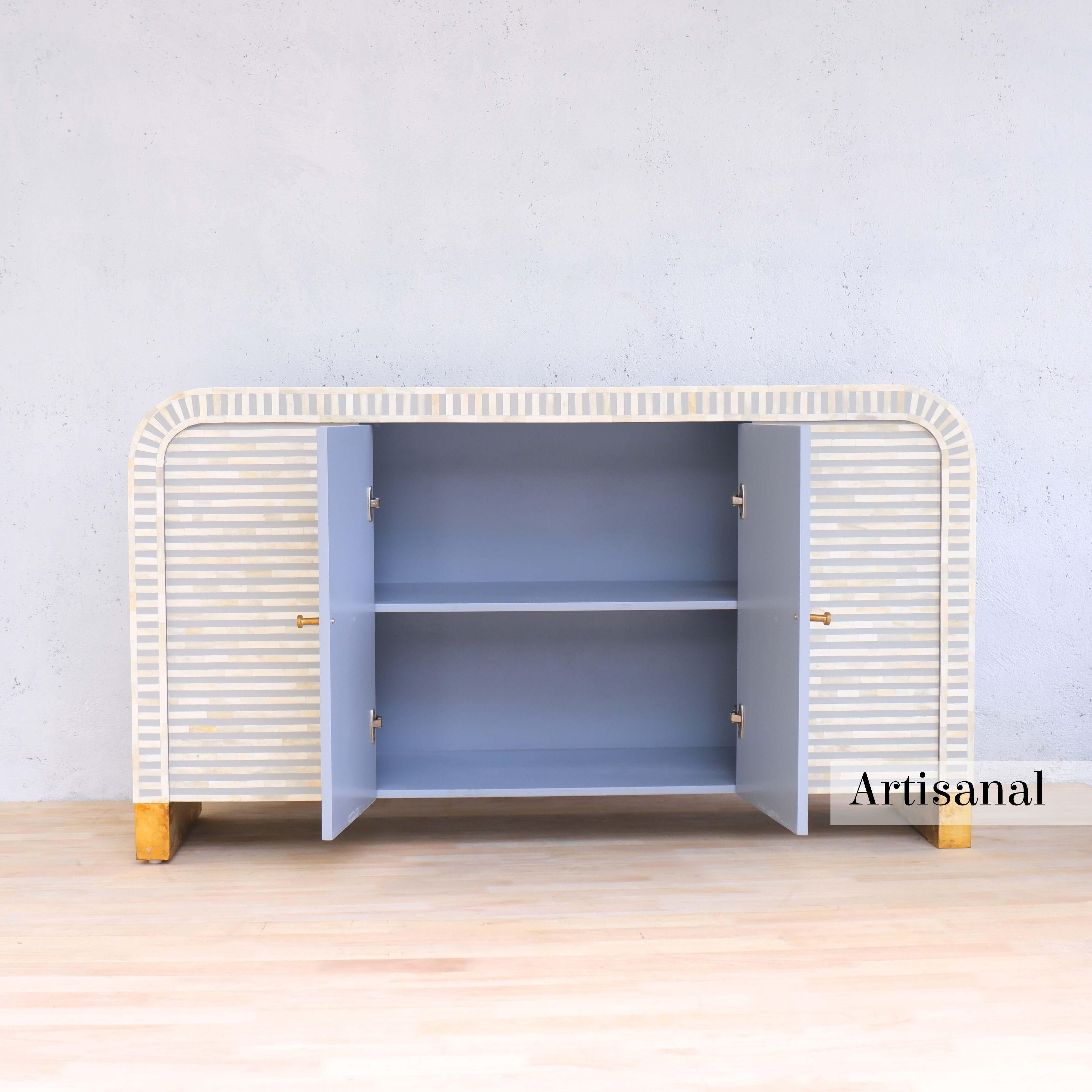 Tablero lateral con incrustaciones de líneas grises Hecho a mano por Artisanal Hueso en venta