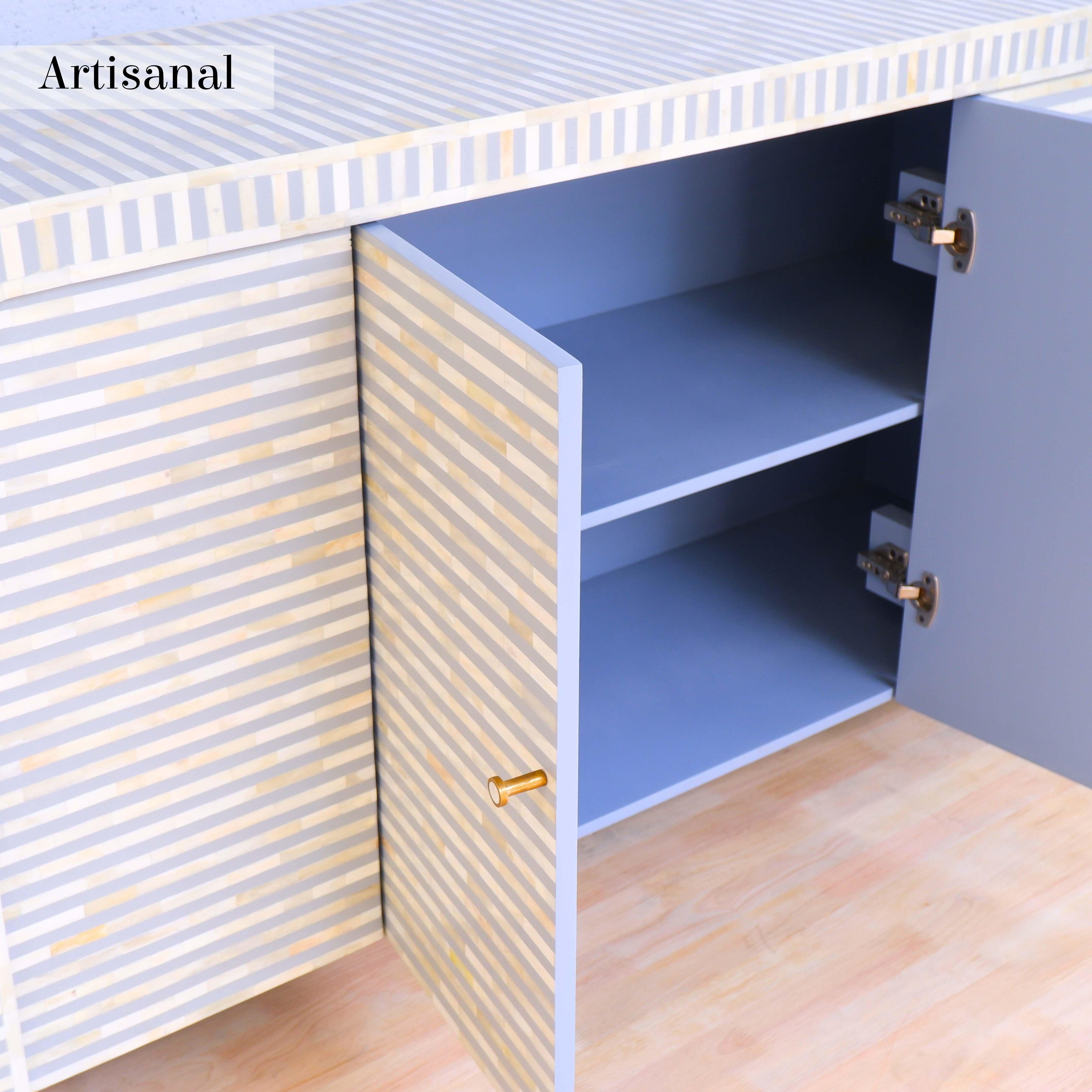 Tablero lateral con incrustaciones de líneas grises Hecho a mano por Artisanal en venta 1