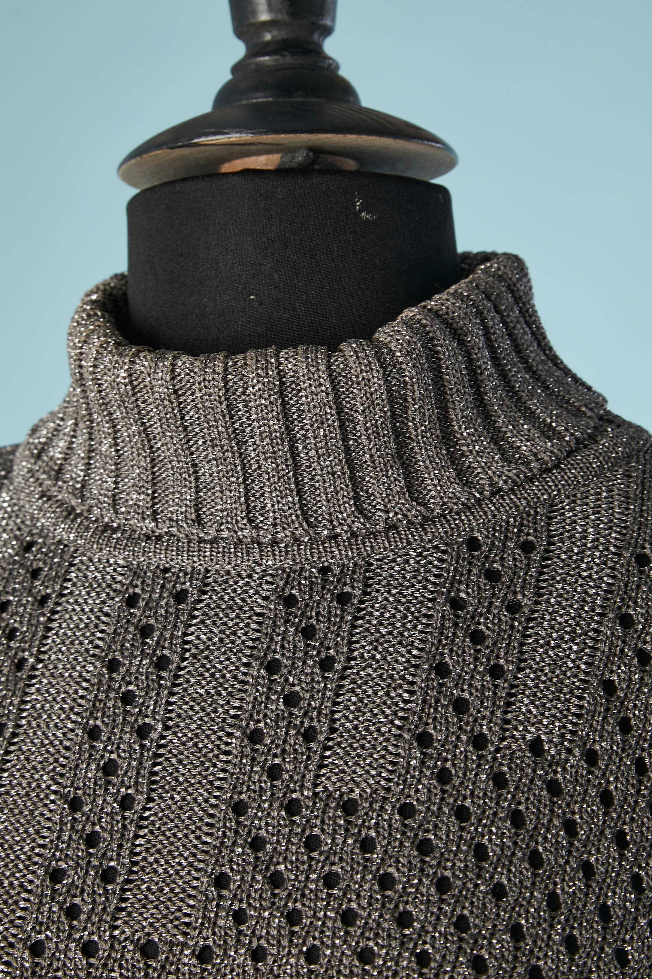 Grey lurex see-through turtle neck sweater.
Knit composition: 84% rayon, 16% polyester
SIZE S