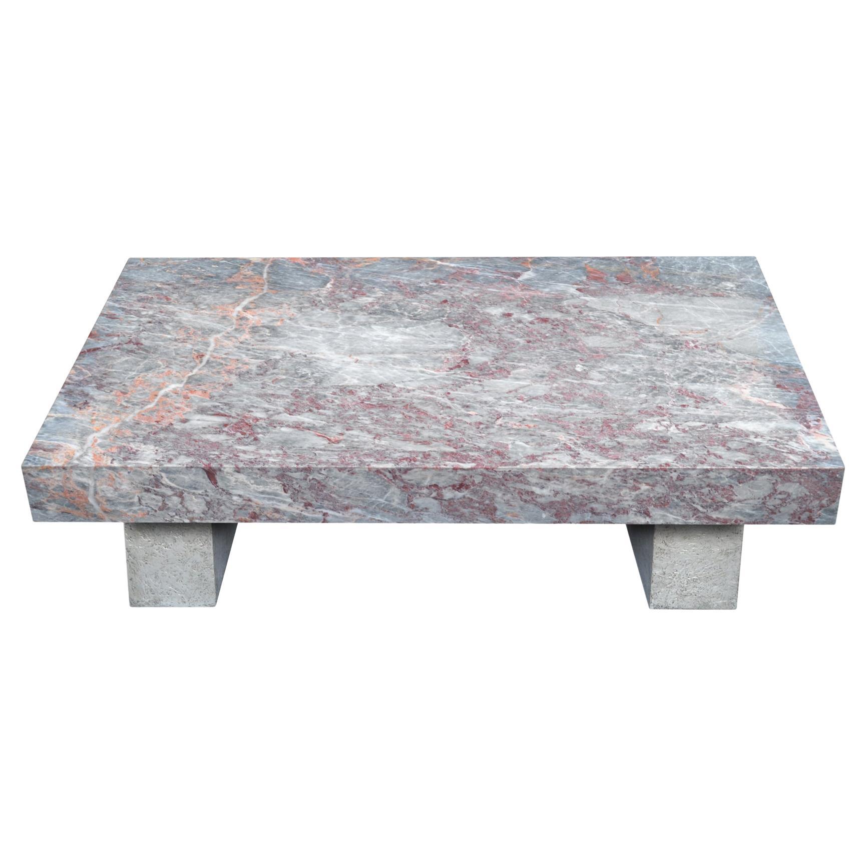 Table basse avec plateau en marbre et pieds texturés fabriqués à la main en Italie par Cupioli, disponible