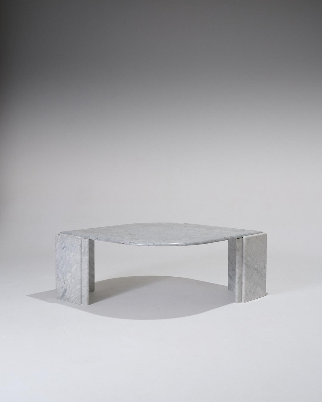 Table basse en marbre gris, plateau amovible en forme de goutte, reposant sur un piétement aux angles droits. Bel état.