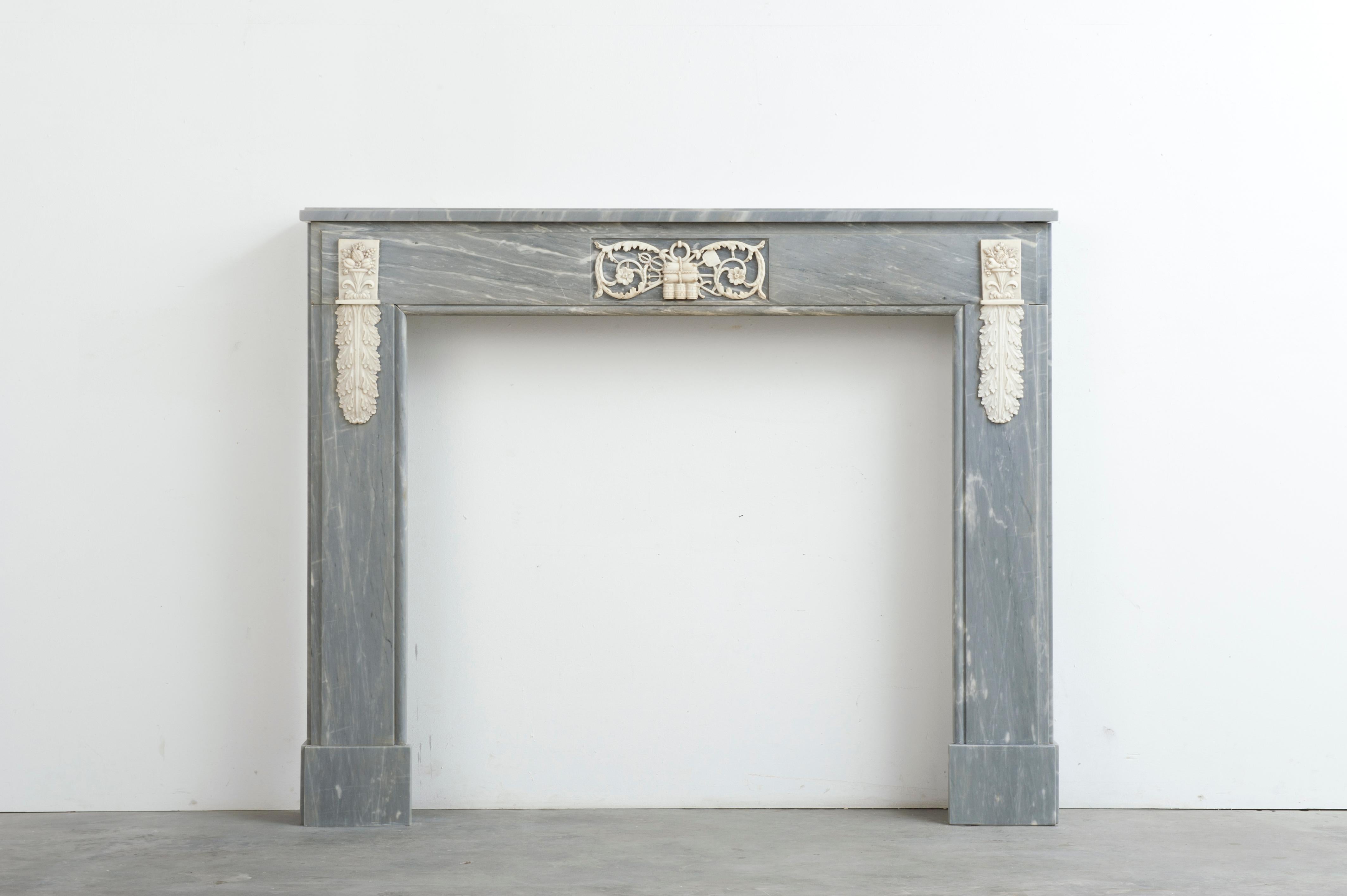 An early 19th/ late 18th century Dutch fireplace mantel in the Louis XVI manner.
The nice mantel has great proportions and is wonderfully decorated in 