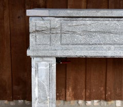 Camino Louis XVI in pietra e marmo grigio antico del XIX secolo