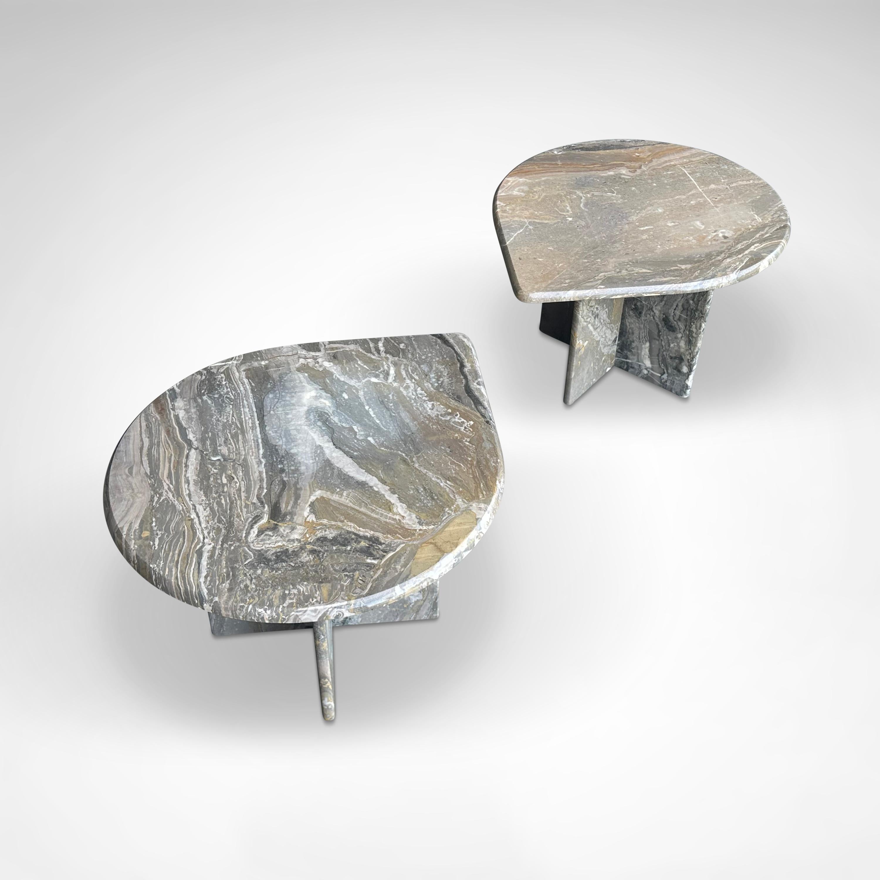 Tables basses en marbre gris en forme de goutte Allemagne années 1980, ensemble de 2

Ensemble de tables basses en forme de goutte d'eau en marbre gris-beige et marron avec 2 pieds en forme de X dans des angles différents.

Les tables ont exactement