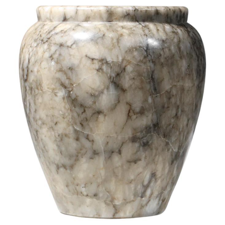 Graue französische Marmorvase aus den 1940er Jahren. Nüchternes, minimalistisches Design. Die Vase kann auch als Topflappen für den Außenbereich verwendet werden. Sehr guter Vintage-Zustand, mit leichten Alters- und Gebrauchsspuren (siehe Fotos).