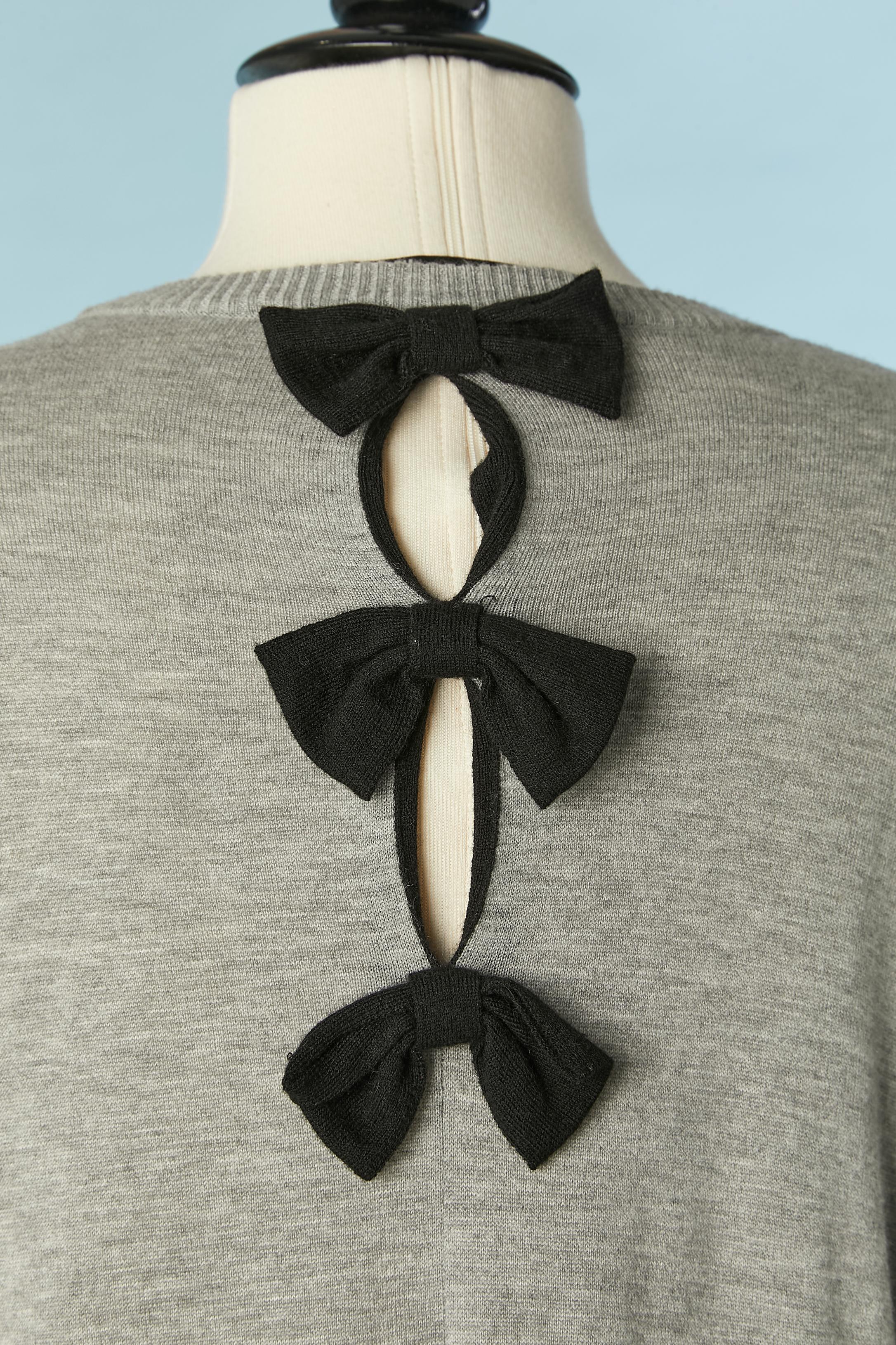 Maxi maglione grigio con fiocco in maglia nera al centro della schiena LOVE Moschino in vendita 1