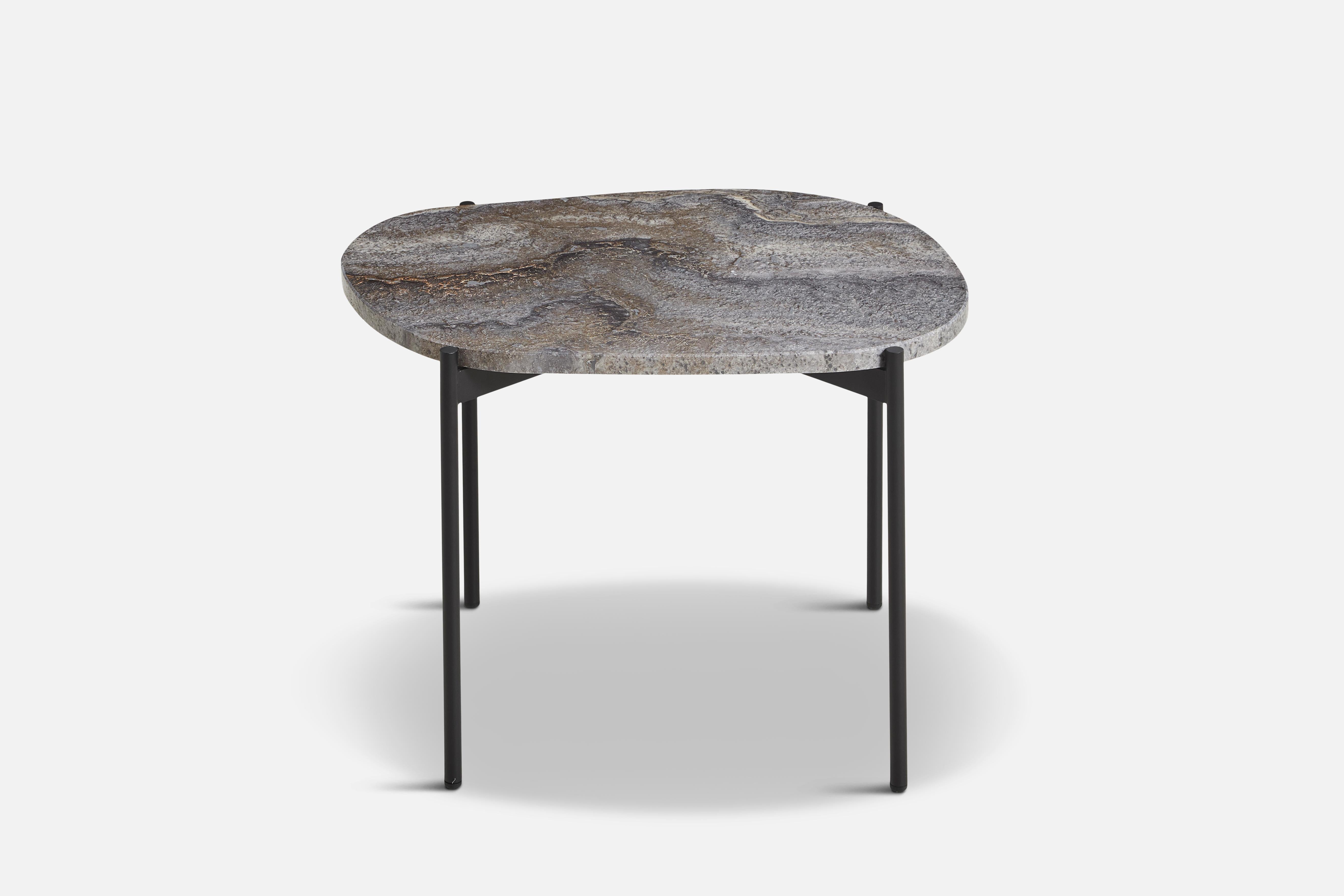 Graumelierter La Terra mittelgroßer beistelltisch von Agnes Morguet
MATERIAL: Metall, grau melierter Travertin
Abmessungen: T 40,5 x B 57,2 x H 41 cm

Die Gründer, Mia und Torben Koed, beschlossen, ihre 30-jährige Erfahrung in ein neues Projekt