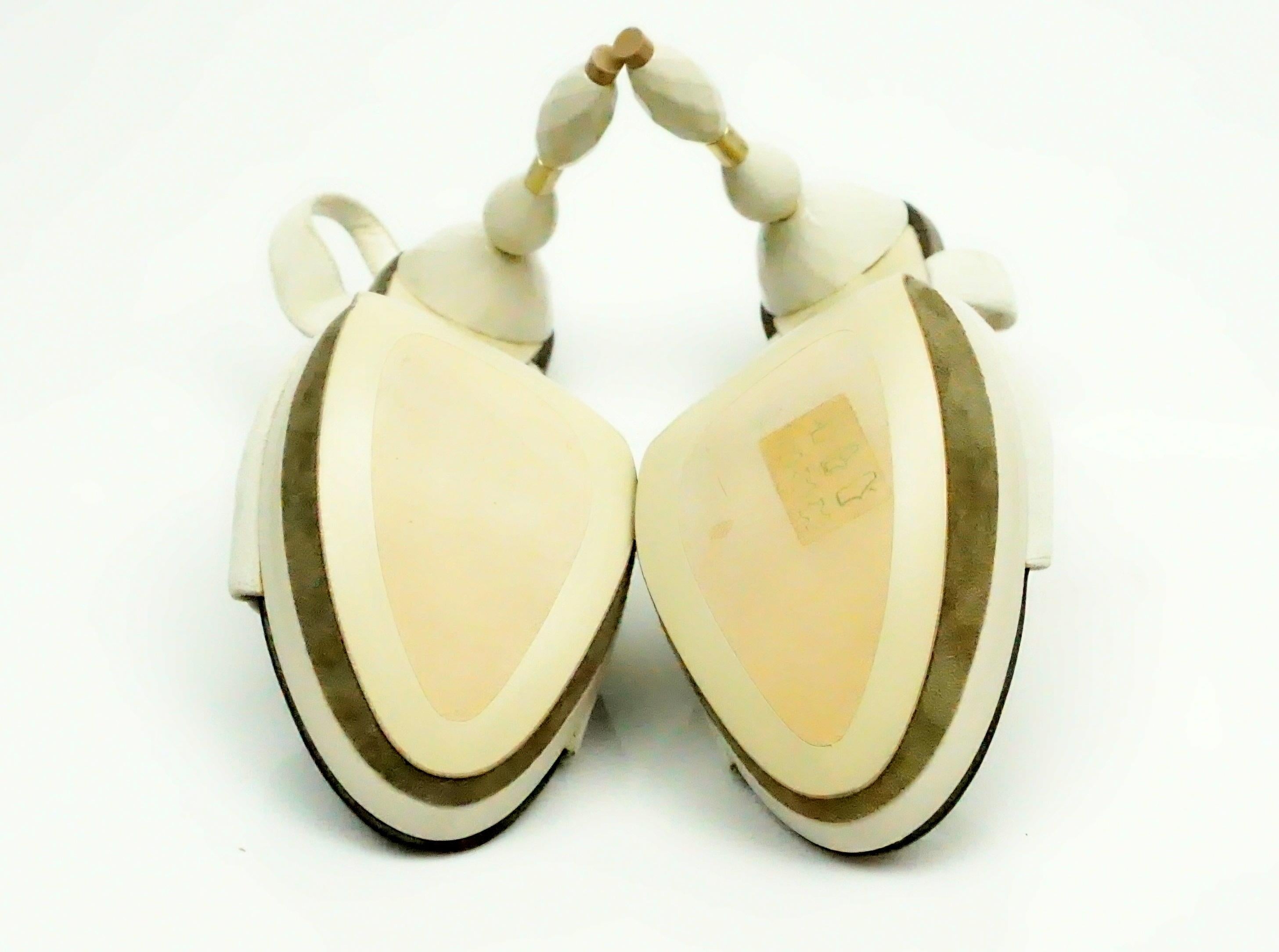 Grey Mer Bone Suede Sandal w/ Acrylic Heel - 37 In Excellent Condition In West Palm Beach, FL