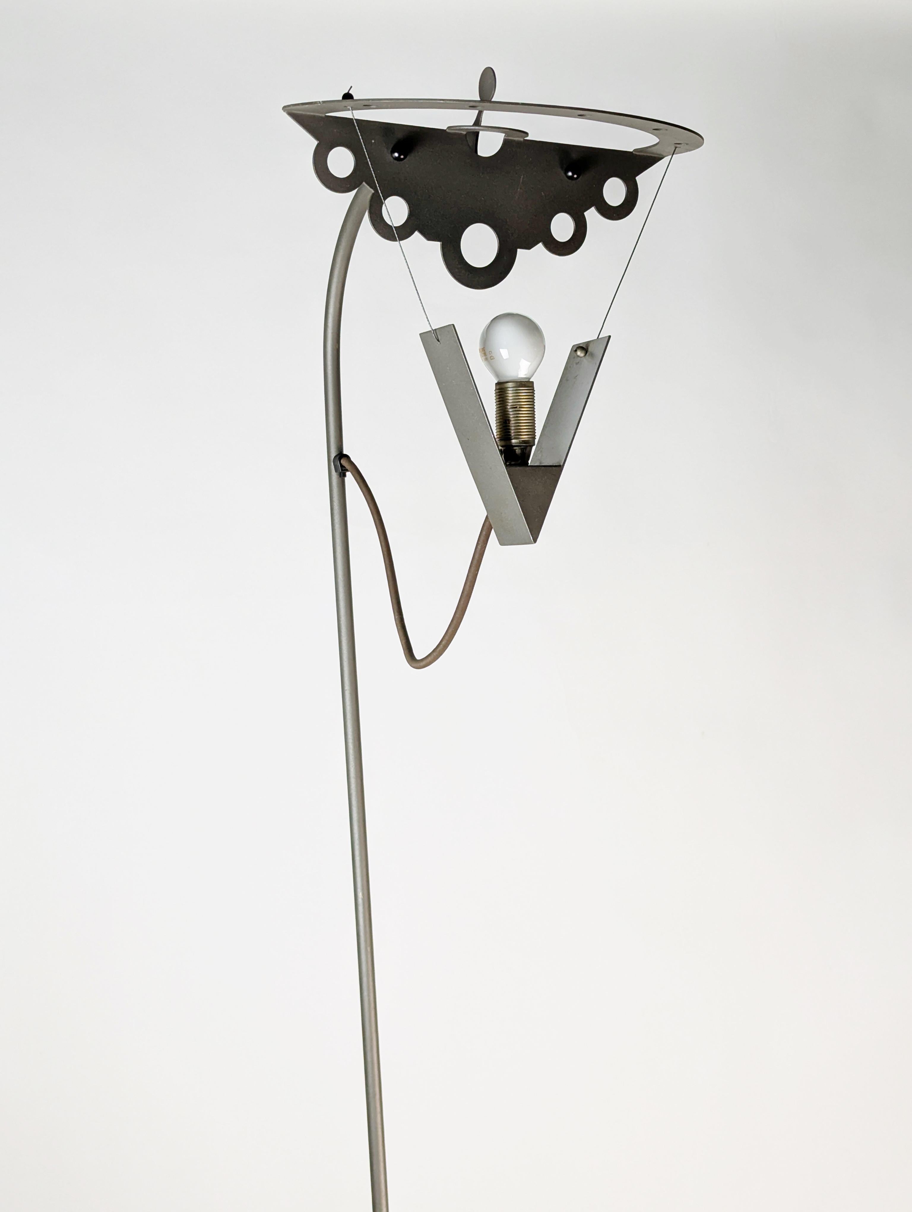 lampadaire post modernity en métal gris des années 1980-90 dans le style de A. Mendini en vente 2