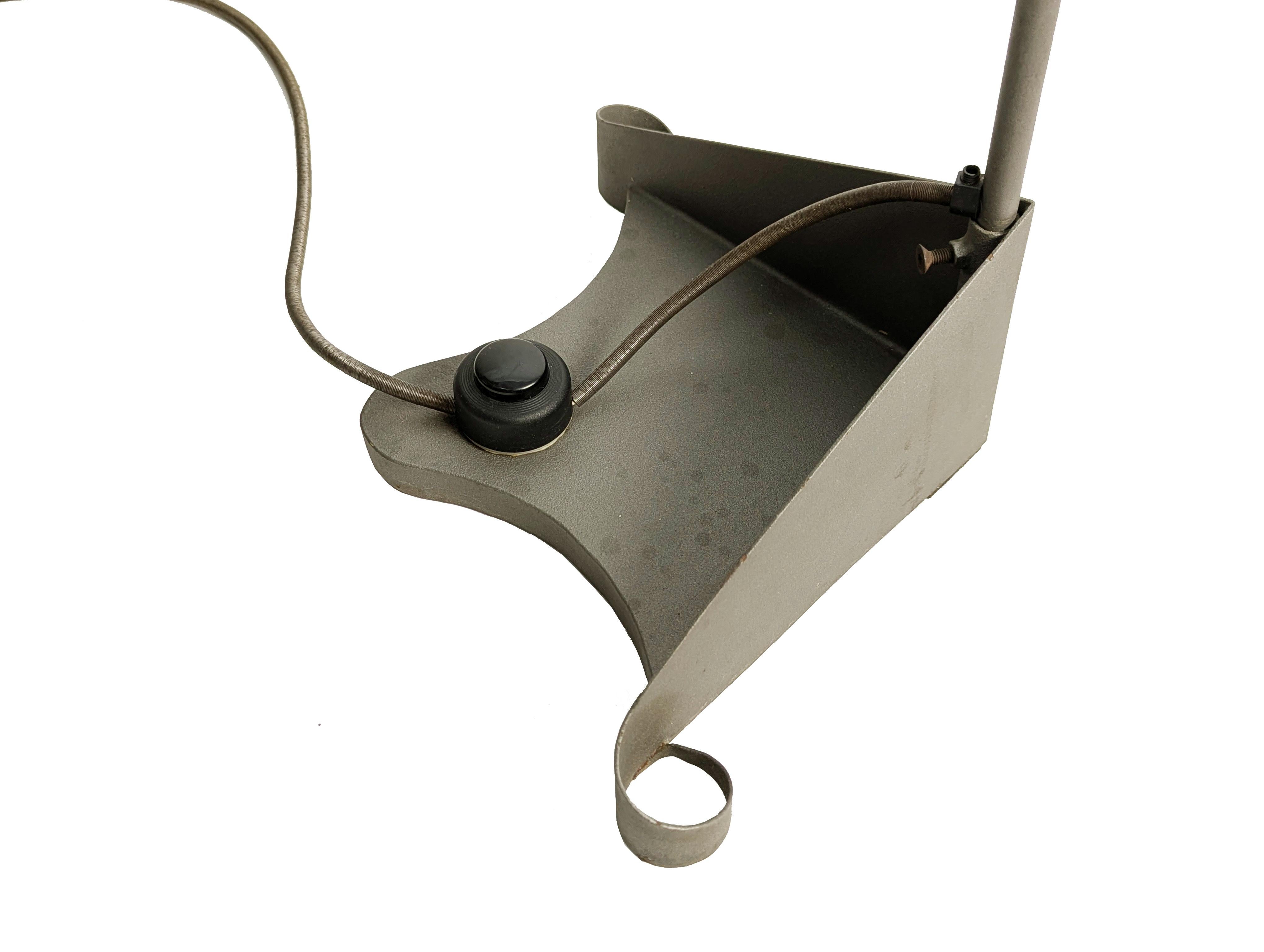 lampadaire post modernity en métal gris des années 1980-90 dans le style de A. Mendini en vente 4