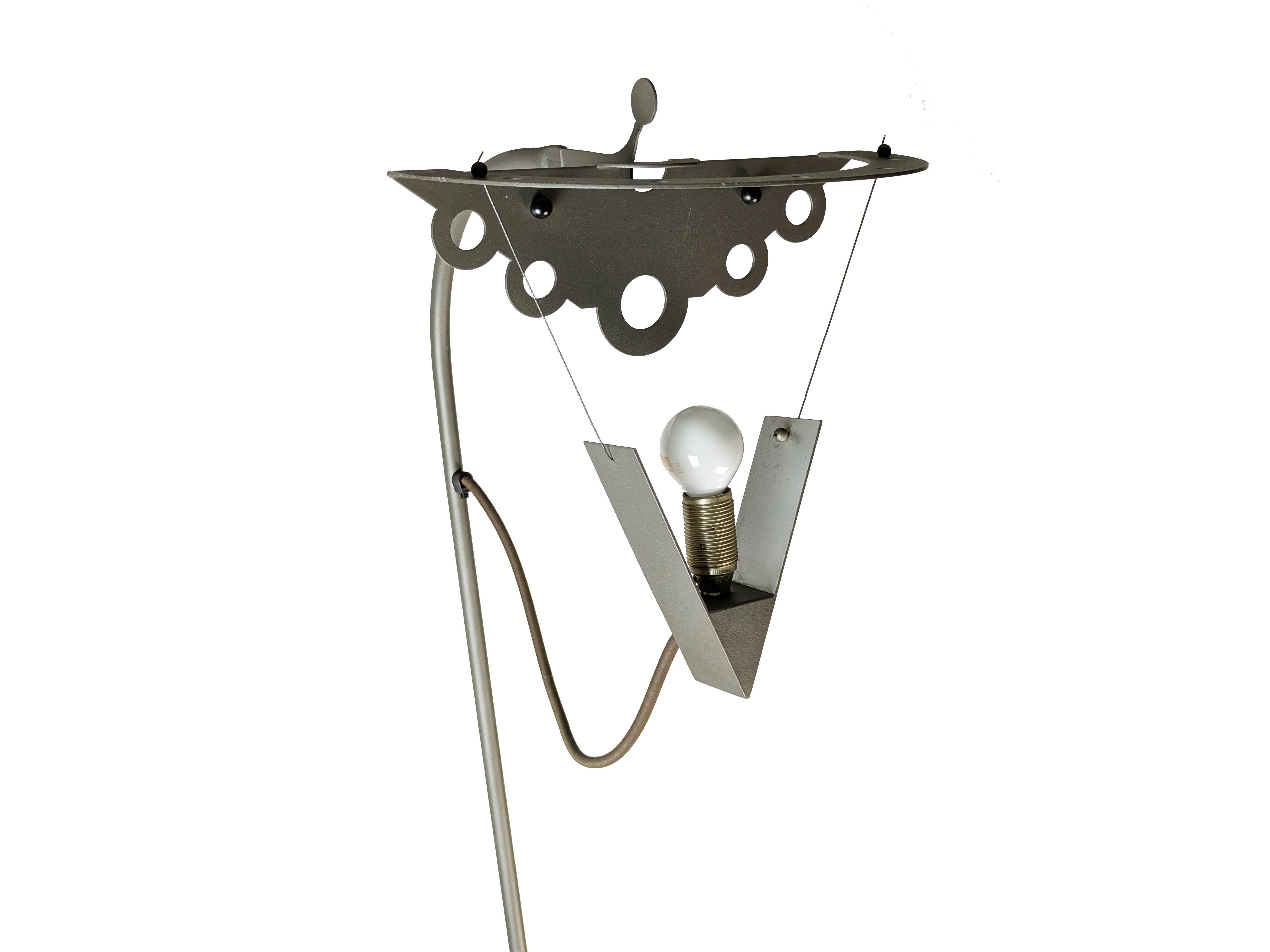 Postmoderne lampadaire post modernity en métal gris des années 1980-90 dans le style de A. Mendini en vente