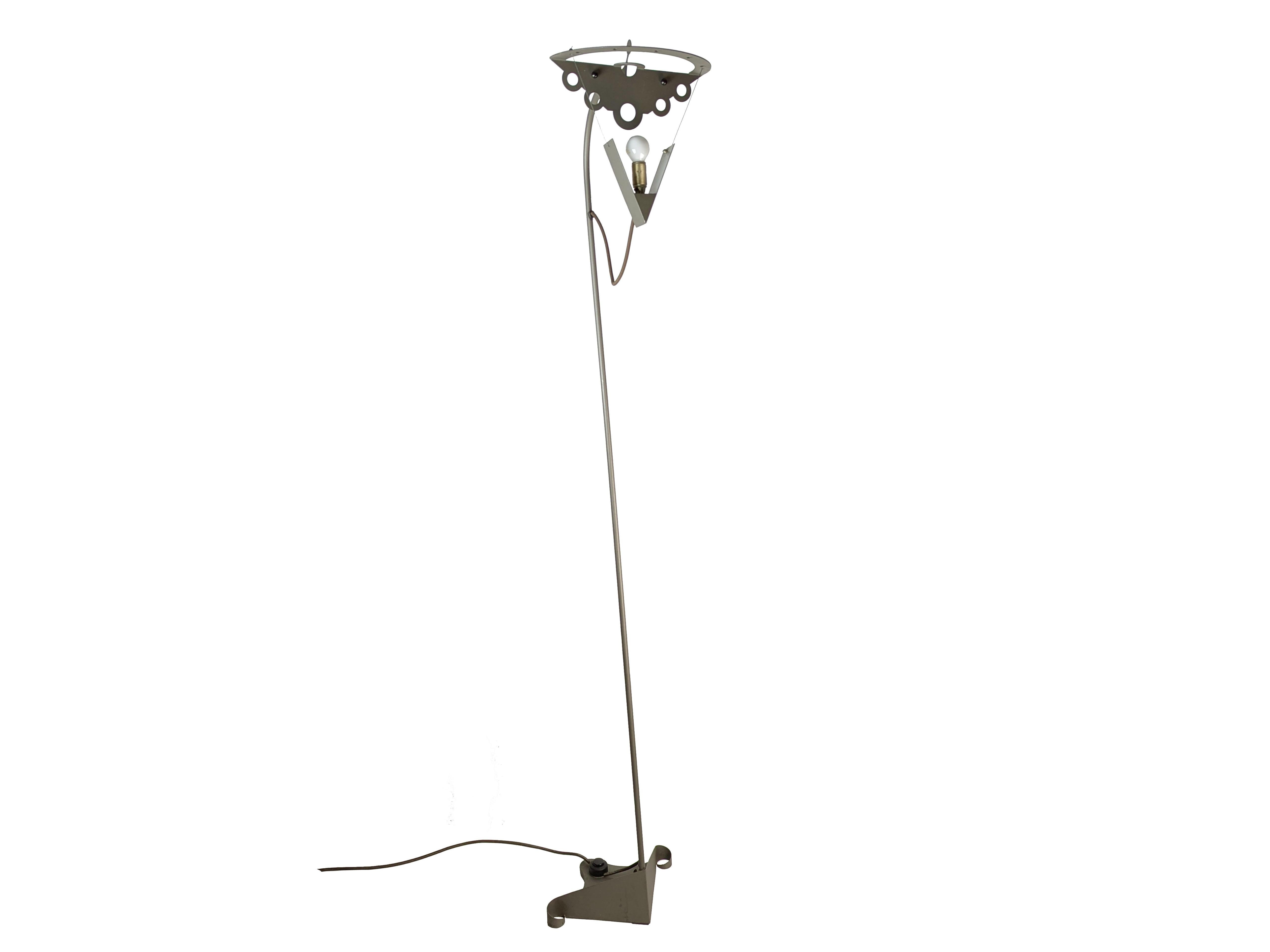 italien lampadaire post modernity en métal gris des années 1980-90 dans le style de A. Mendini en vente