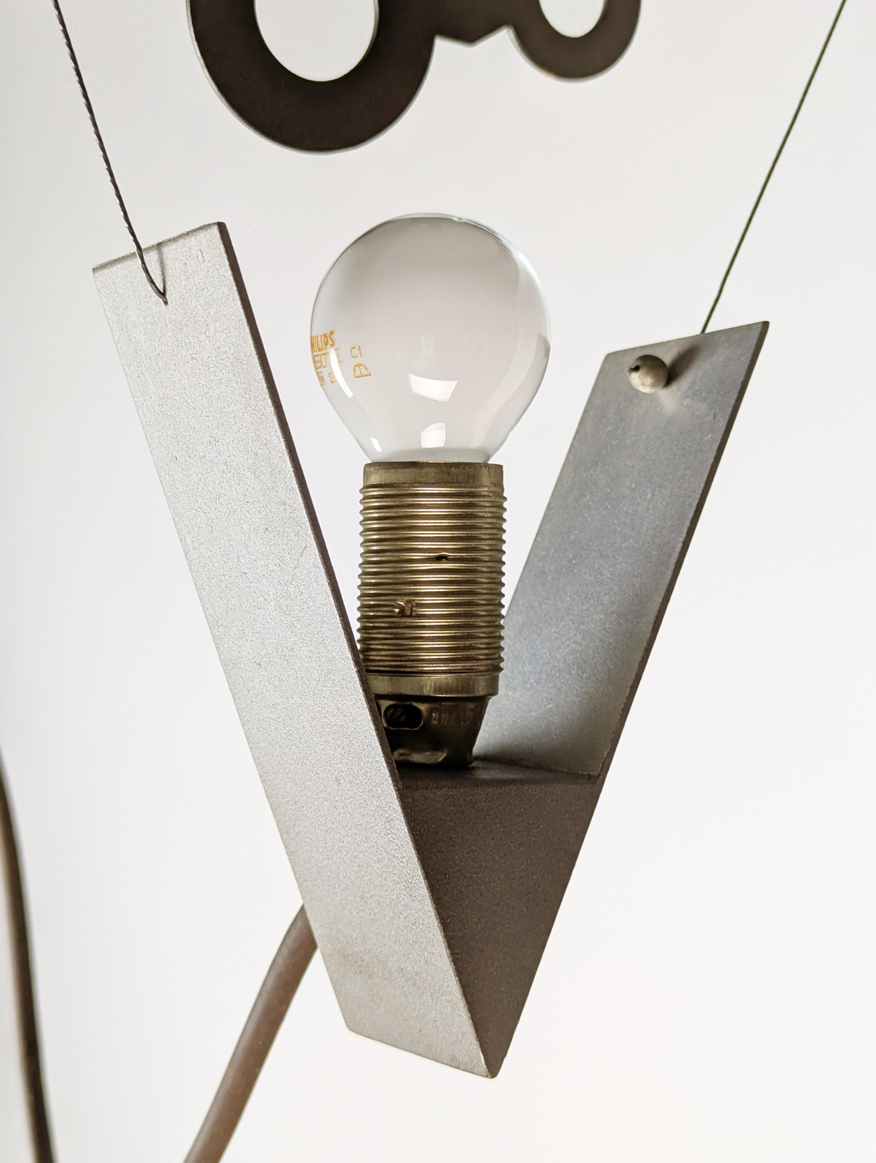Fait main lampadaire post modernity en métal gris des années 1980-90 dans le style de A. Mendini en vente