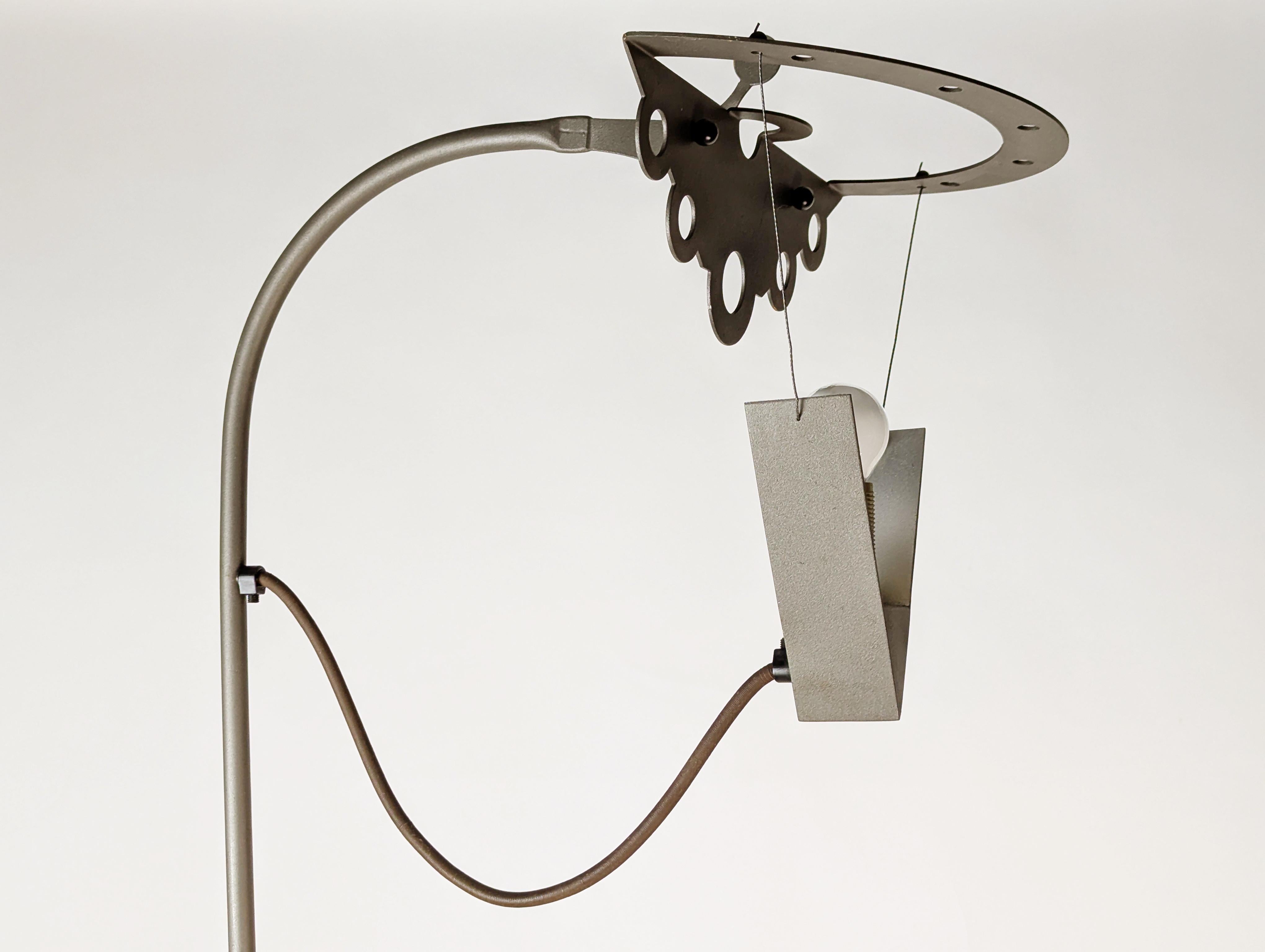 Fin du 20e siècle lampadaire post modernity en métal gris des années 1980-90 dans le style de A. Mendini en vente
