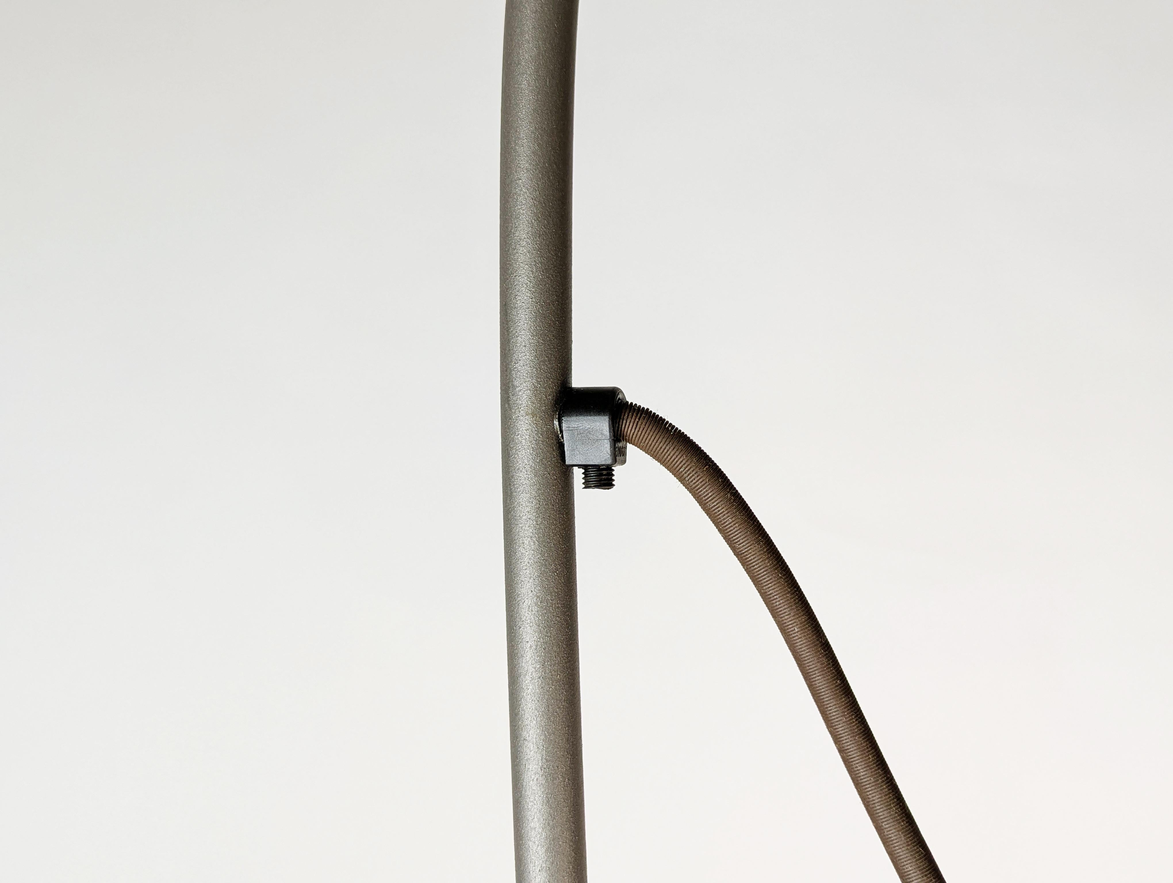 Fer lampadaire post modernity en métal gris des années 1980-90 dans le style de A. Mendini en vente