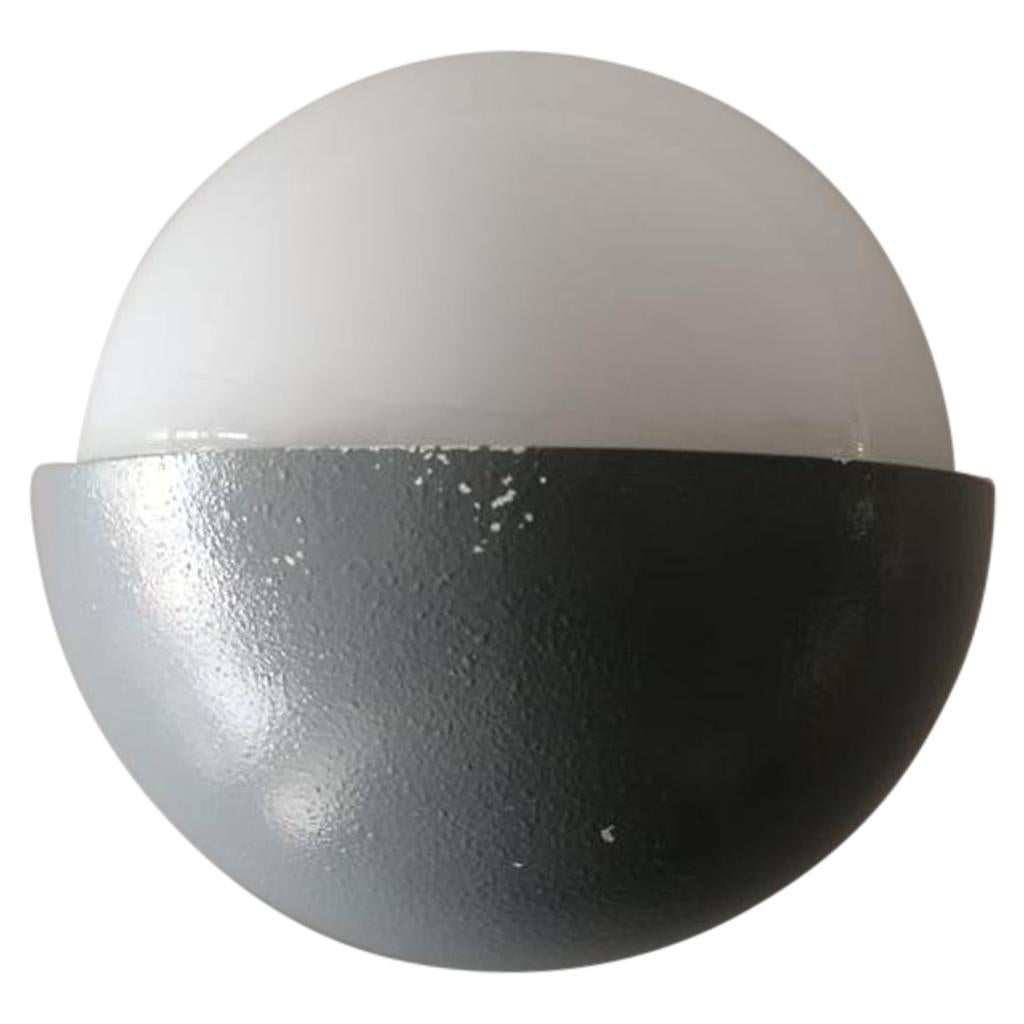 Applique simple en métal gris et verre rond blanc de BEGA, années 1960, Allemagne en vente