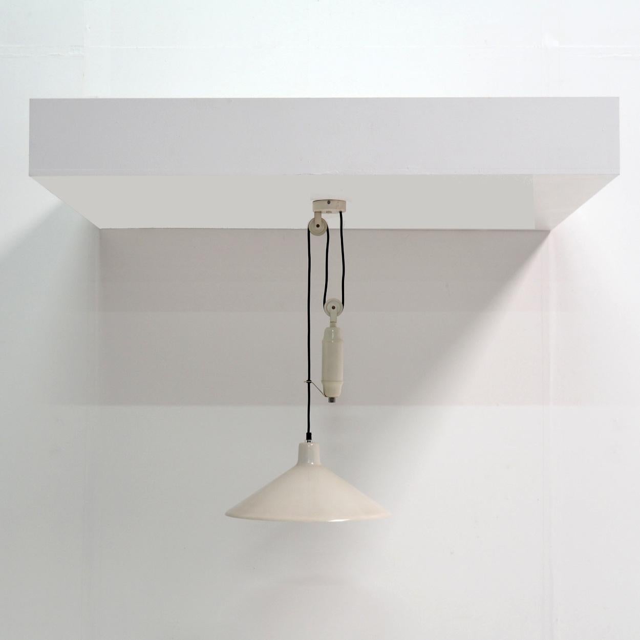 Charming counterweight pendant made in Italy in the 1960s.

The shade is easily adjustable in height and can, as you can see, illuminate a dining table.

The lamp is made of metal and apart from a little wear, in very good condition. No dents.

The
