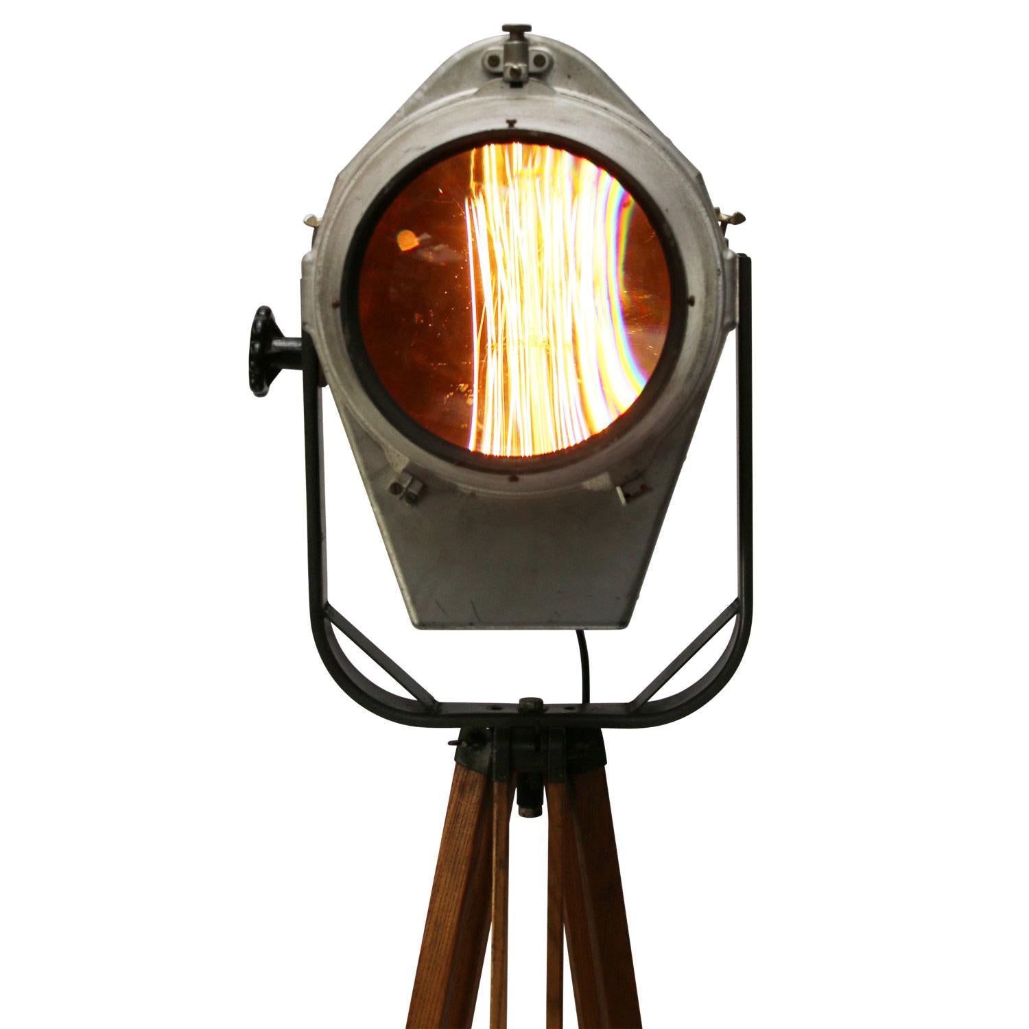 Grau Metall Filmtheater Spot Holz Stativ Licht Stehlampe (Deutsch) im Angebot