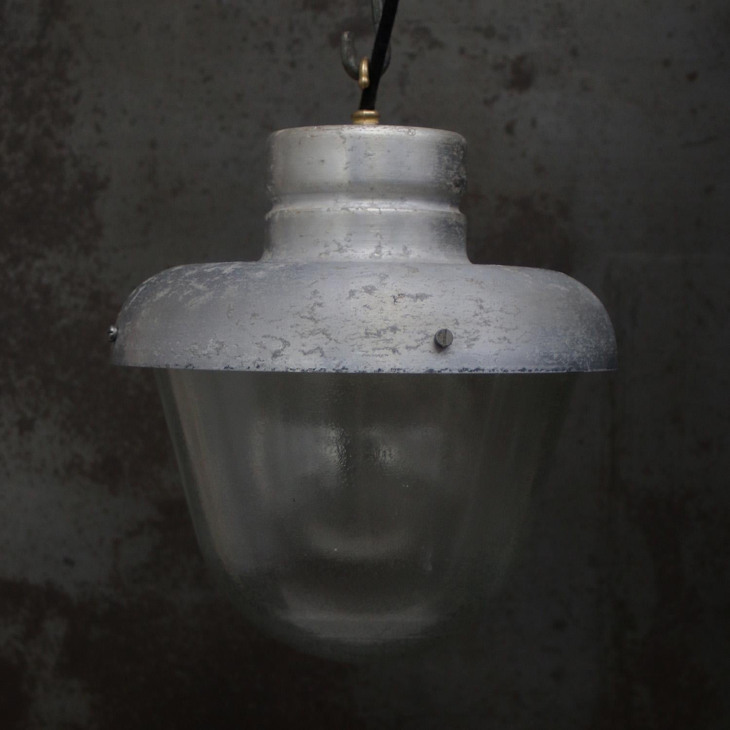 Vintage green house Pendelleuchte
Graue Aluminiumplatte mit mattiertem Glas

Gewicht 3.00 kg / 6.6 lb

Der Preis gilt für jeden einzelnen Artikel. Alle Lampen sind nach internationalen Normen für Glühbirnen, energieeffiziente und LED-Lampen