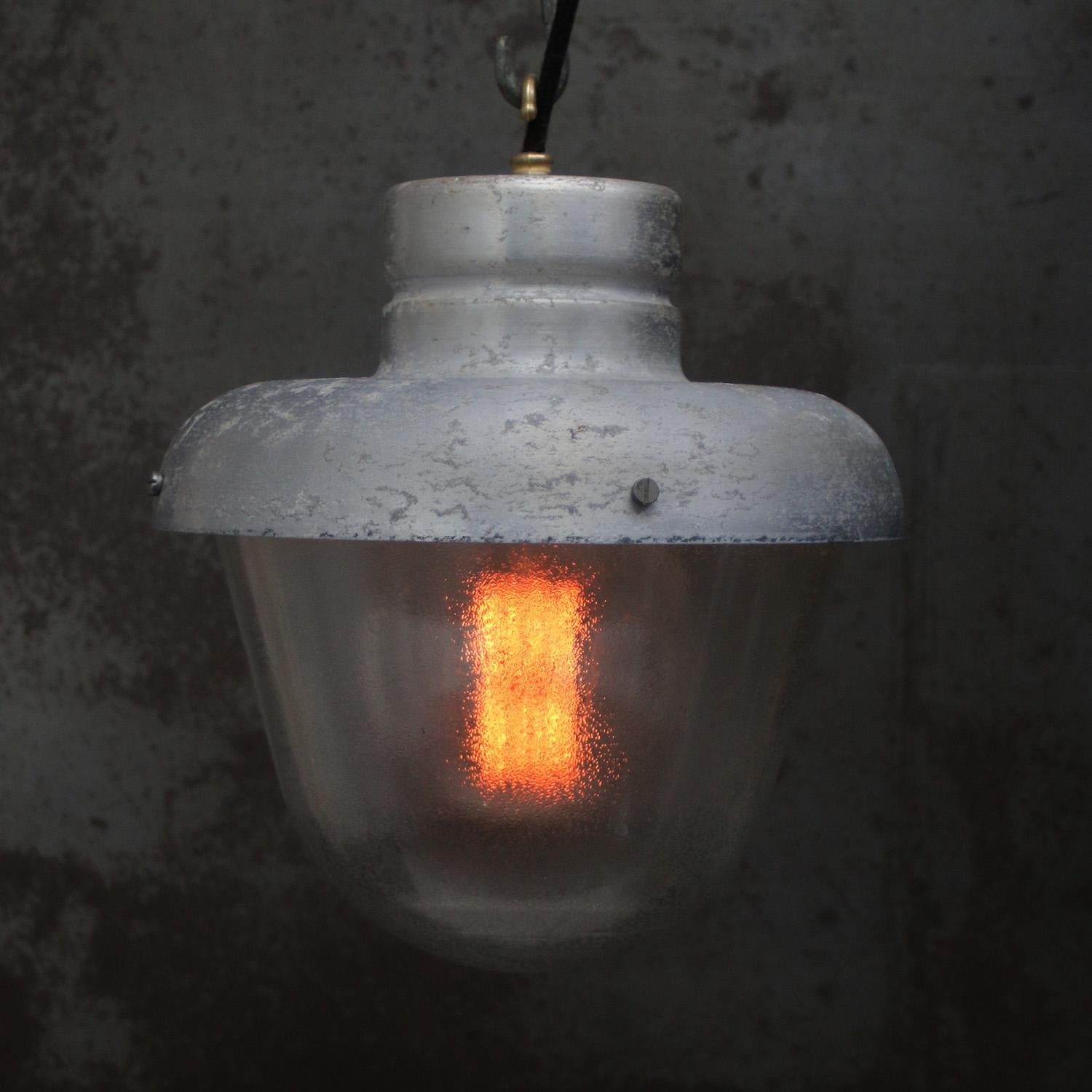 Graue Metall-Industrie-Pendelleuchten aus mattiertem Glas (Industriell) im Angebot