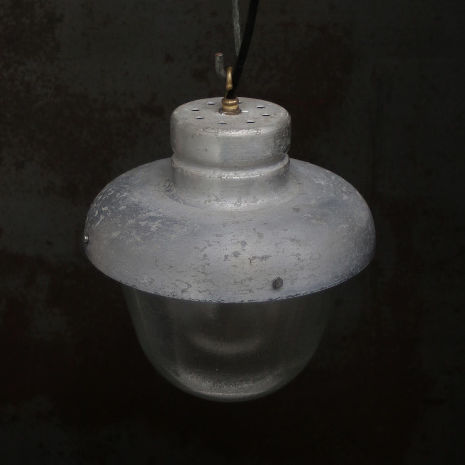 Graue Metall-Industrie-Pendelleuchten aus mattiertem Glas (Französisch) im Angebot