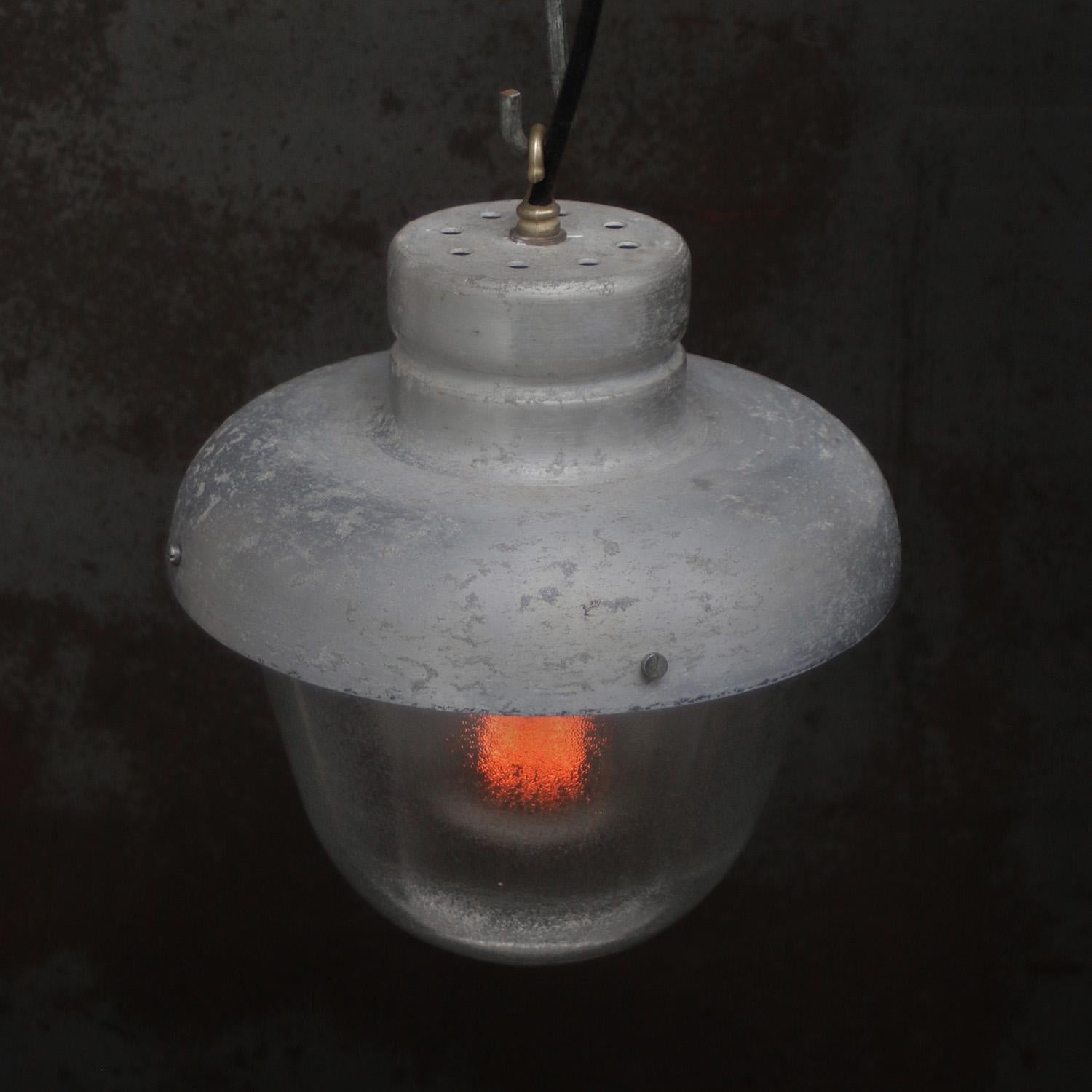 Graue Metall-Industrie-Pendelleuchten aus mattiertem Glas (Gegossen) im Angebot