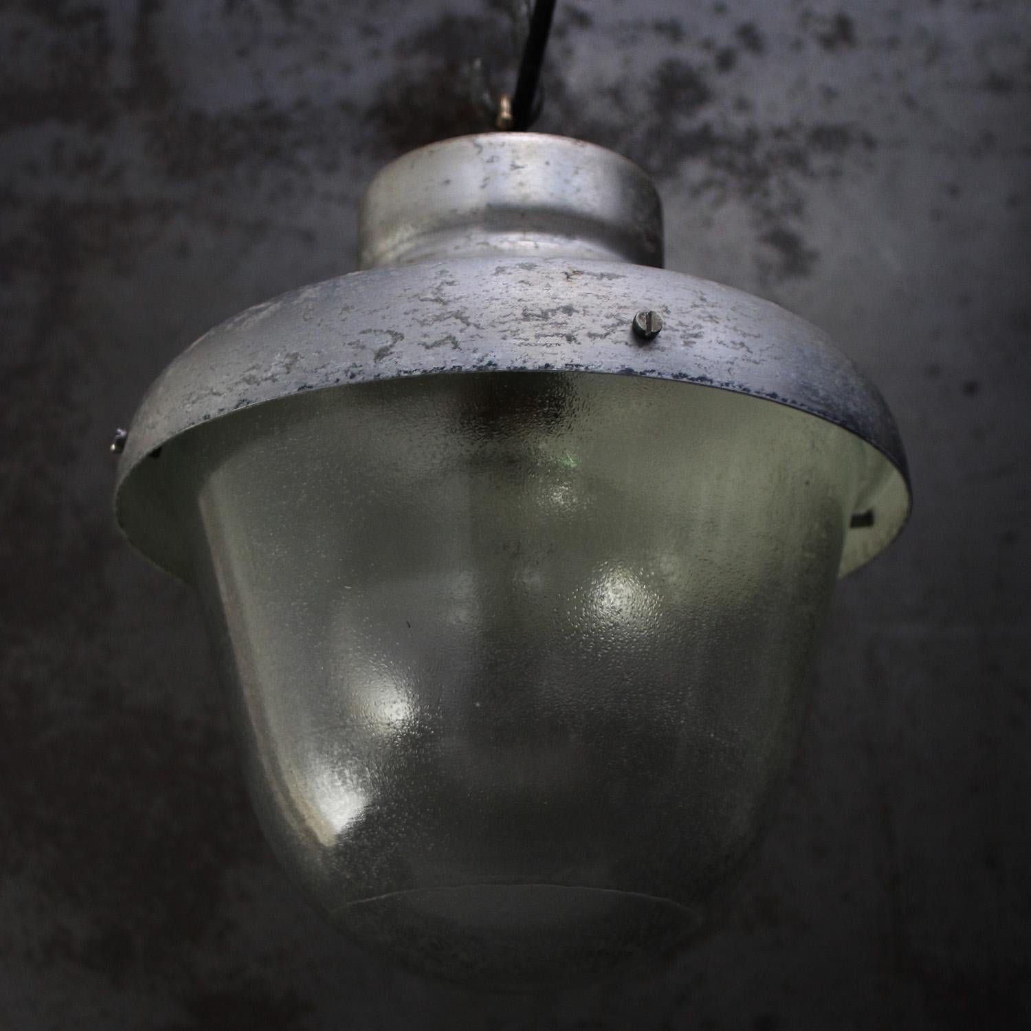 Graue Metall-Industrie-Pendelleuchten aus mattiertem Glas (20. Jahrhundert) im Angebot
