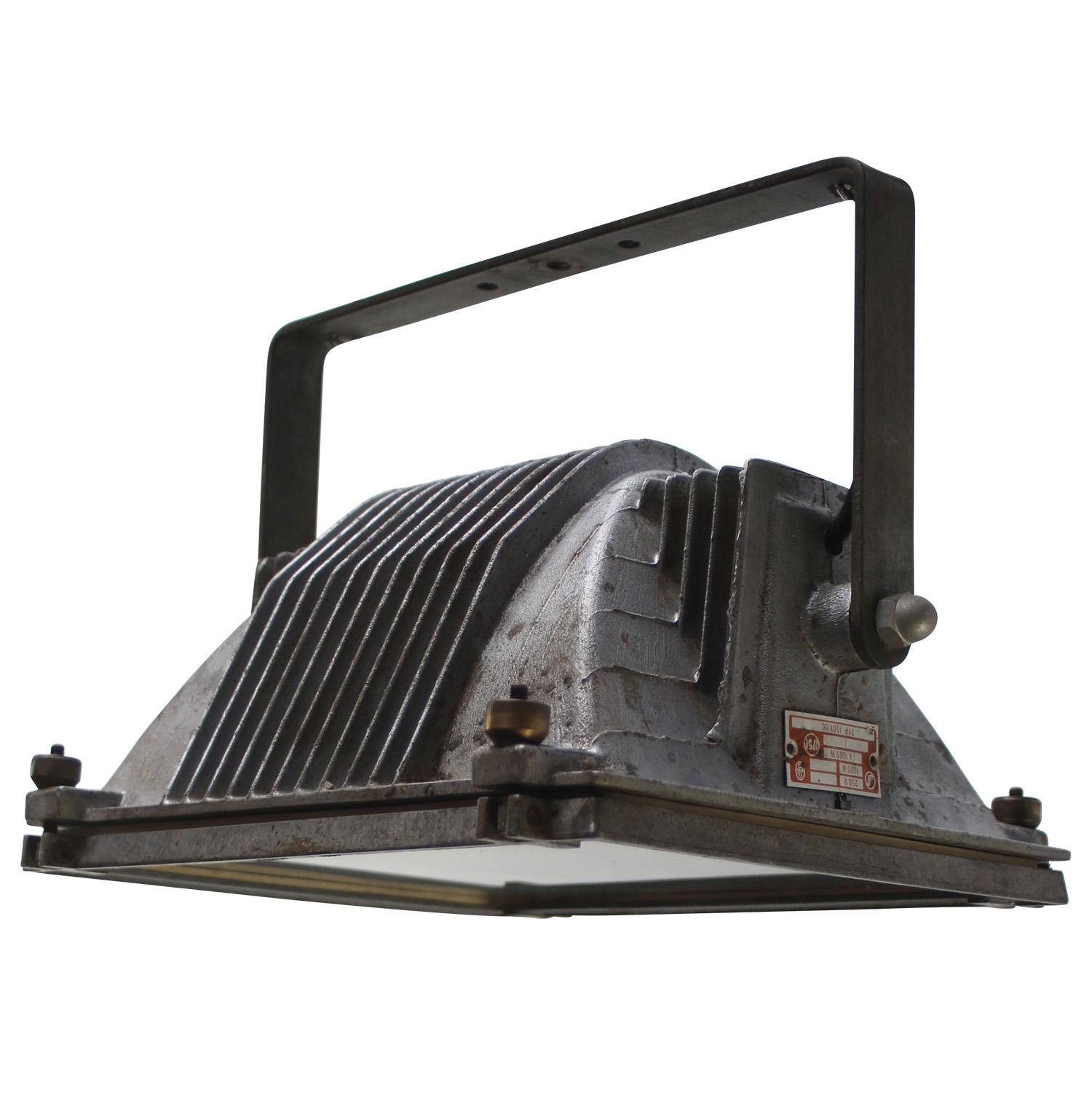 Graue Metall Vintage Industrie Pendelleuchte aus klarem Glas.

Für die Verwendung im Freien geeignet.

Gewicht: 5,30 kg / 11,7 lb
 
Der Preis gilt für jeden einzelnen Artikel. Alle Lampen sind nach internationalen Normen für Glühbirnen,