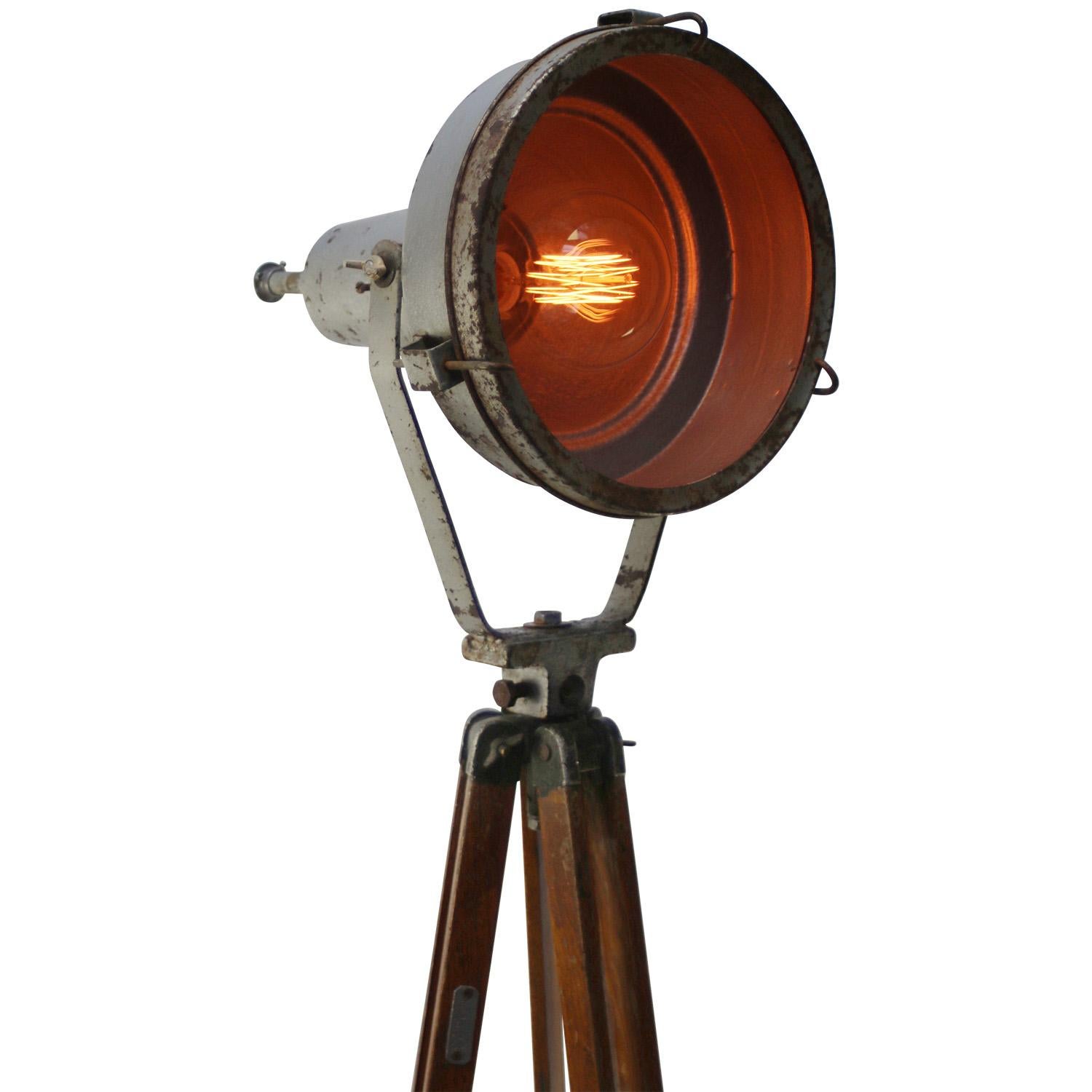 Vintage industrial spotlight on wooden tripod.
Adjustable height and angle.

Grey iron spot with clear glass. Diameter 30 cm / 11.8”

Maximum tripod height without lamp 140 cm / 55.1”
Total height with lamp as shown in picture: 185 cm /
