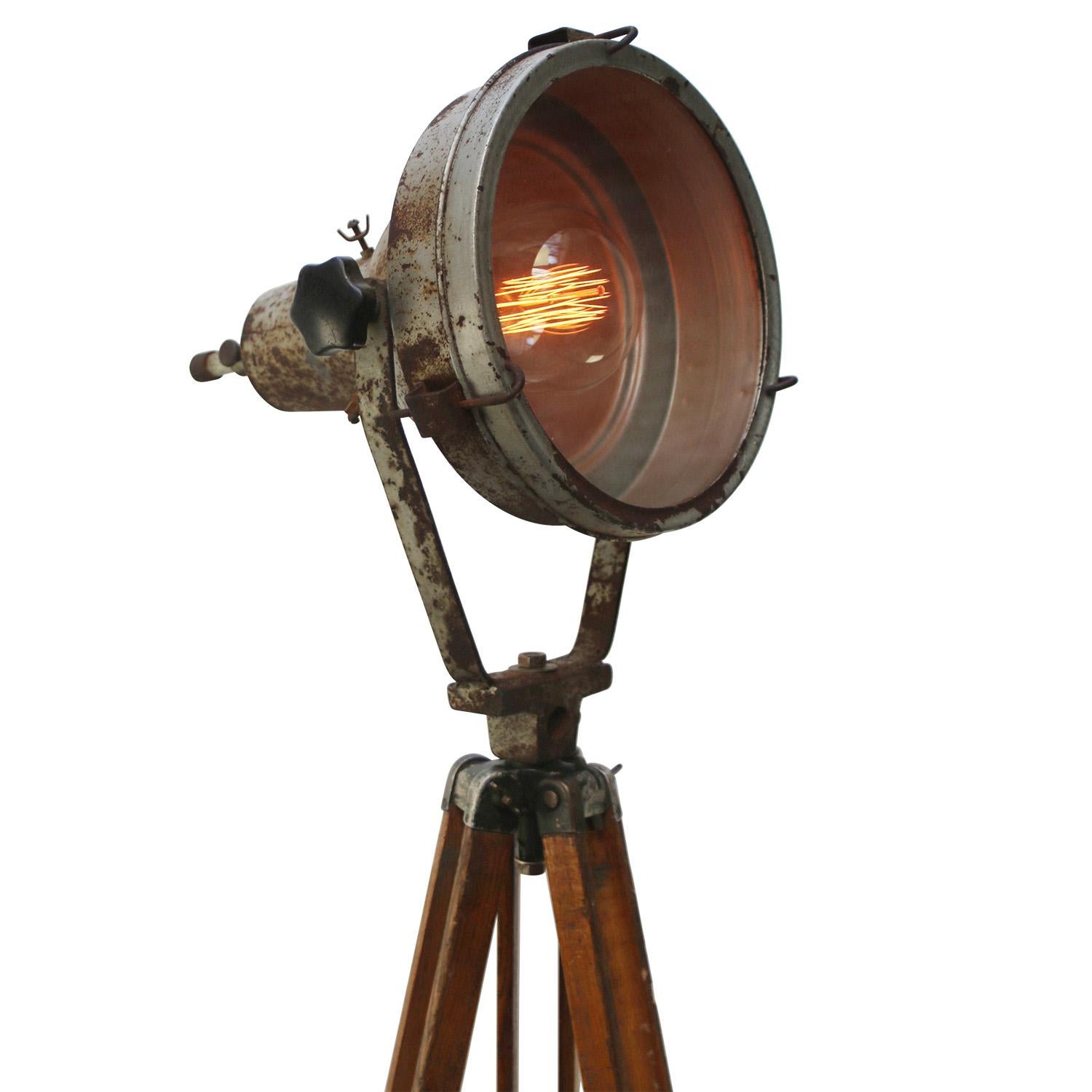 Vintage industrial spotlight on wooden tripod.
Adjustable height and angle.

Grey iron spot with clear glass. Diameter 30 cm / 11.8”

Maximum tripod height without lamp 140 cm / 55.1”
Total height with lamp as shown in picture: 185 cm /